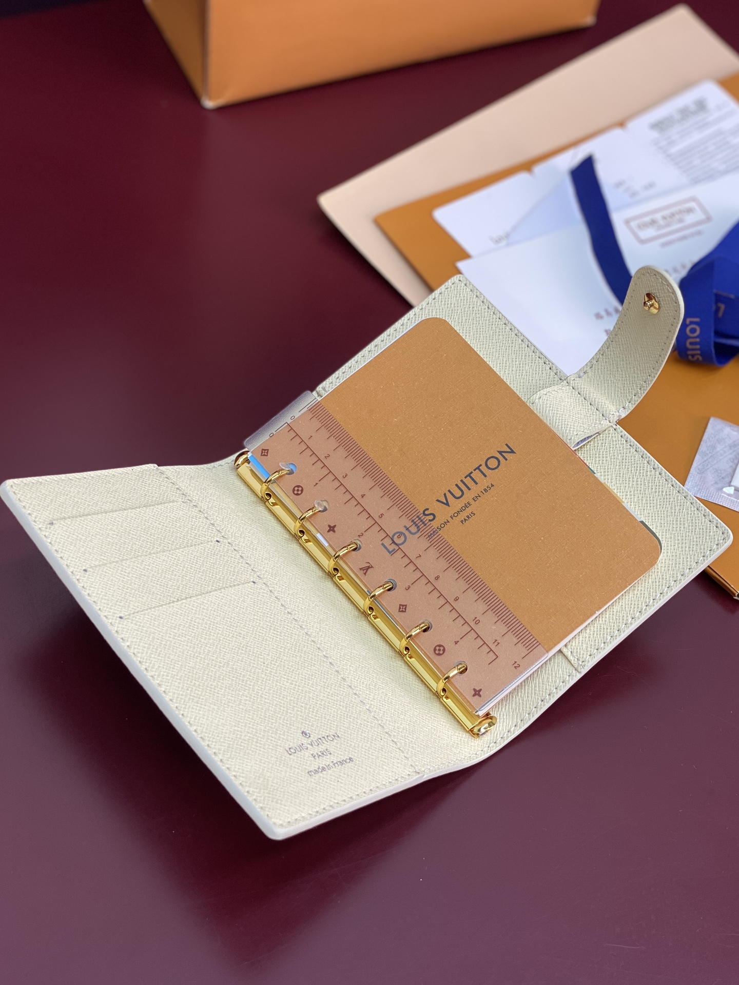 R20005 白格 芯片版！小号活页记事本封面、这款小型记事本封套以 Monogram帆布制造，可放三张