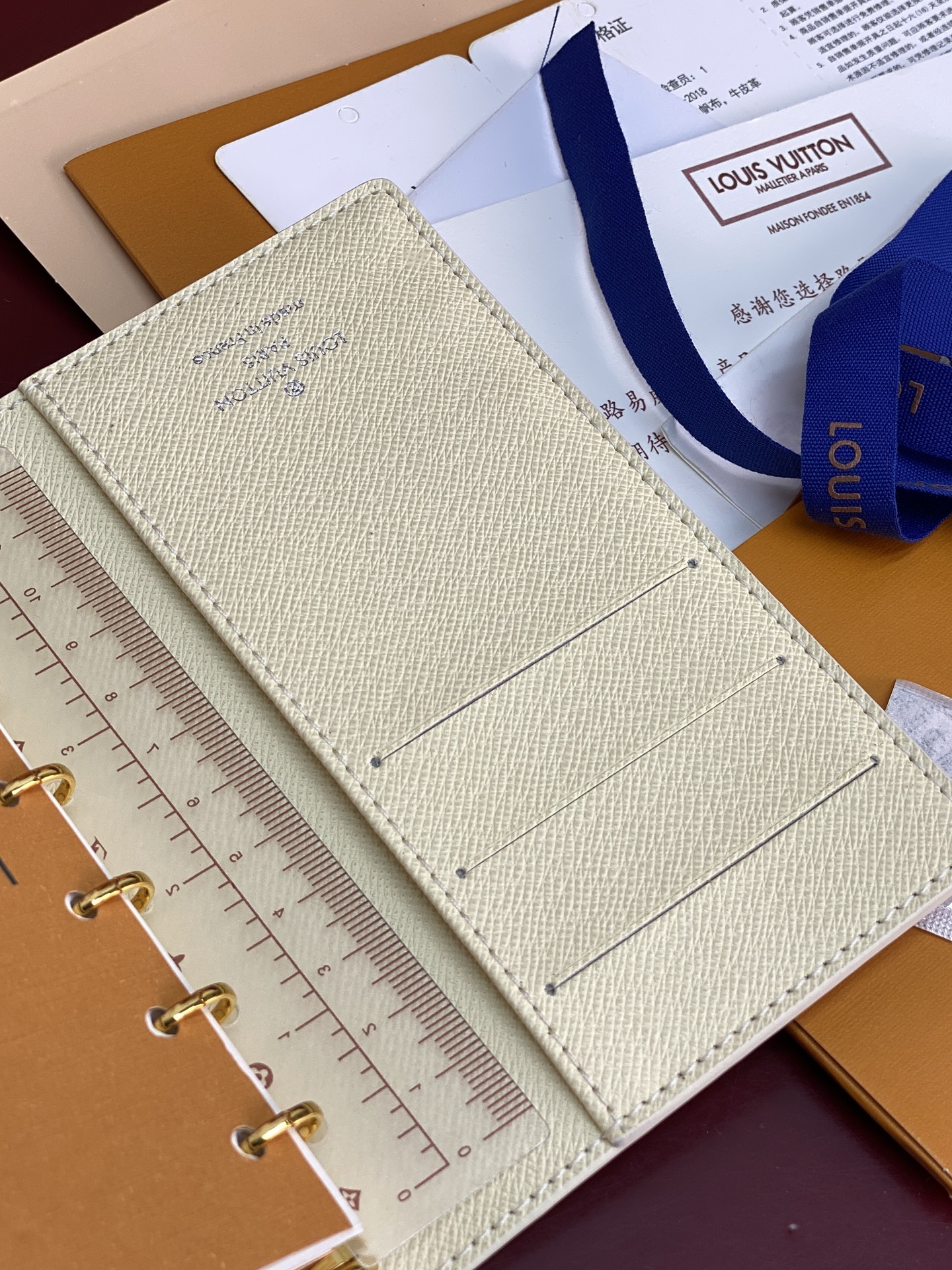 R20005 白格 芯片版！小号活页记事本封面、这款小型记事本封套以 Monogram帆布制造，可放三张