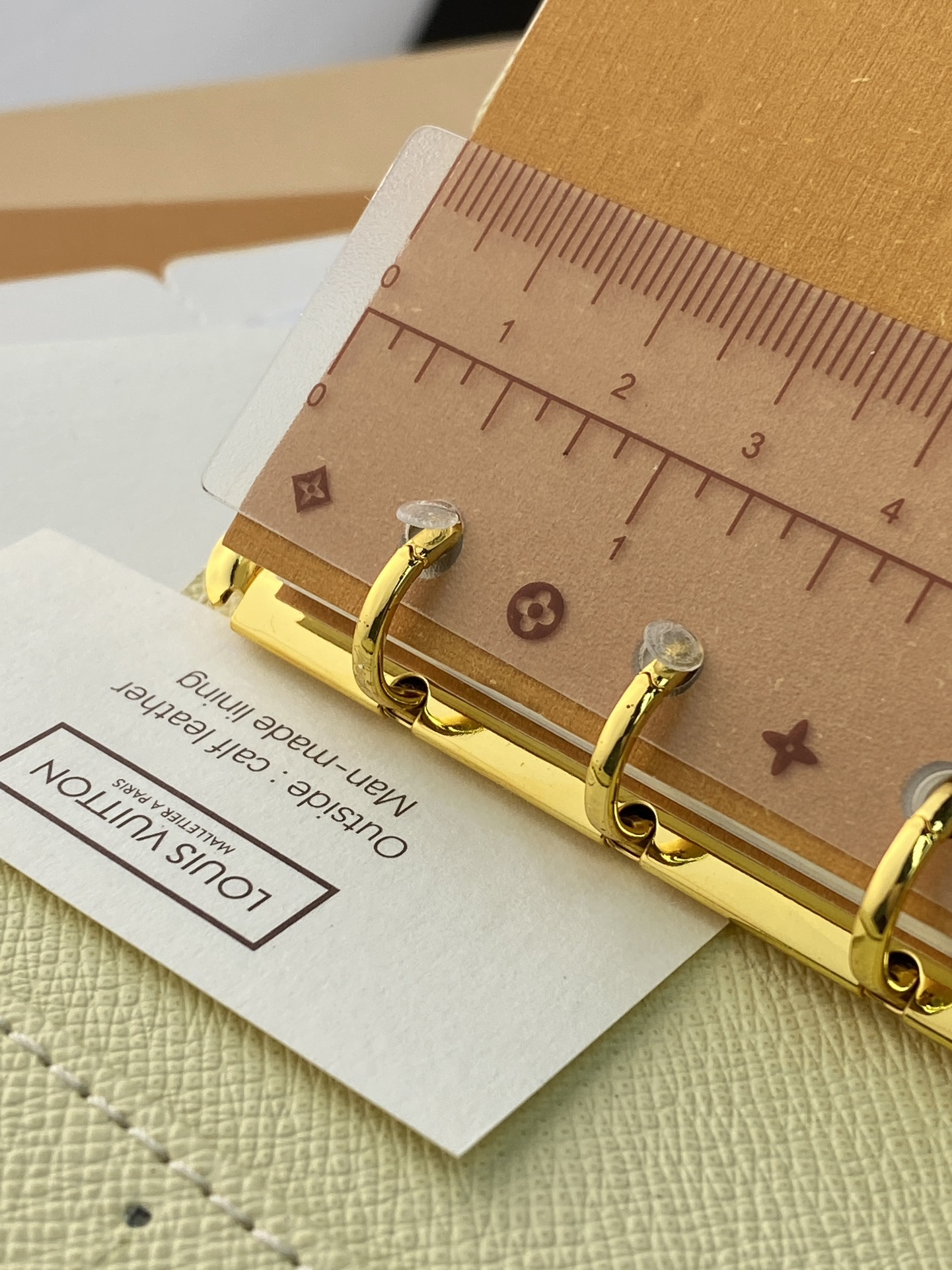 R20005 白格 芯片版！小号活页记事本封面、这款小型记事本封套以 Monogram帆布制造，可放三张