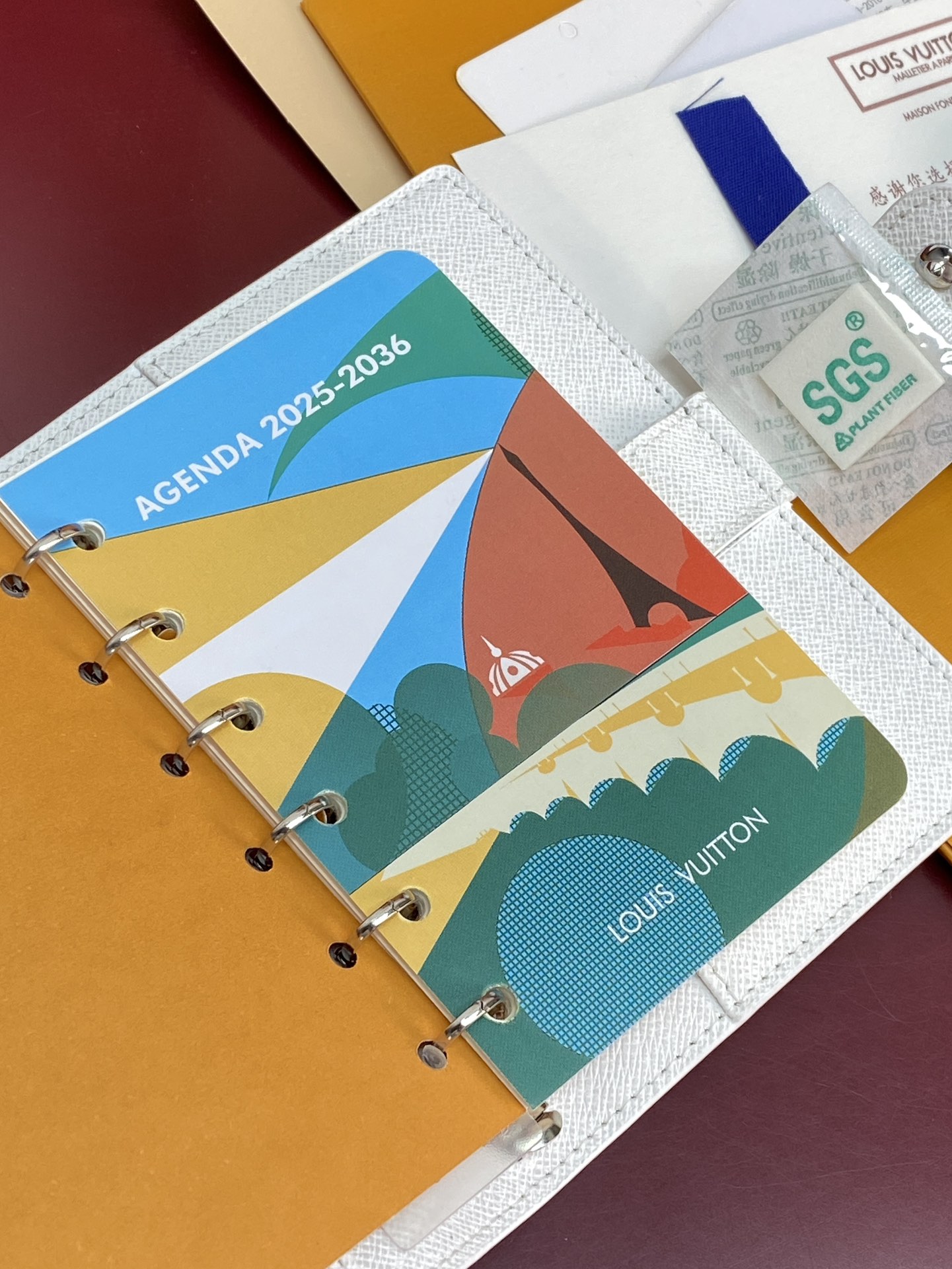 R20005 白花 芯片版！小号活页记事本封面、这款小型记事本封套以 Monogram帆布制造，可放三张