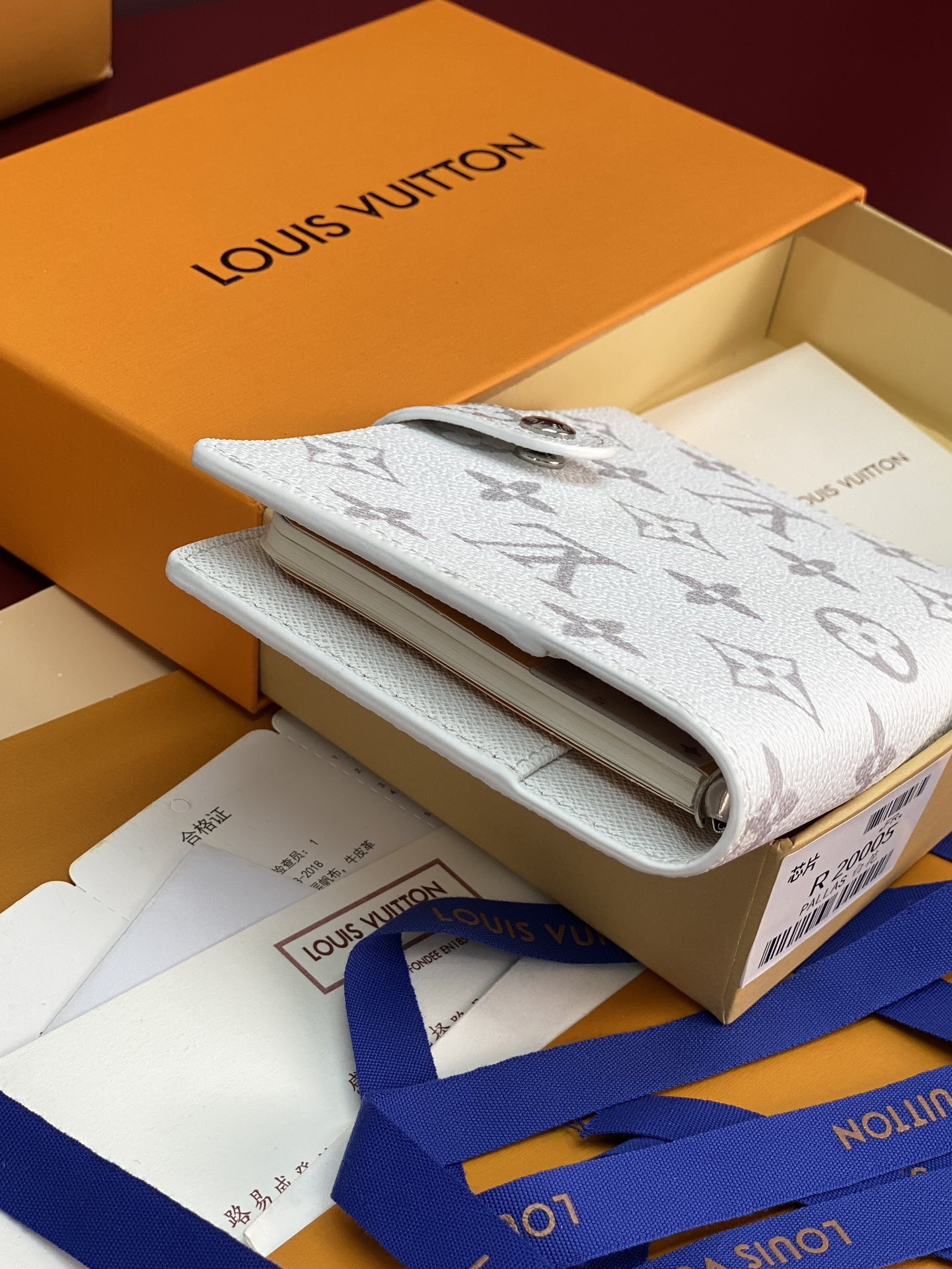 R20005 白花 芯片版！小号活页记事本封面、这款小型记事本封套以 Monogram帆布制造，可放三张