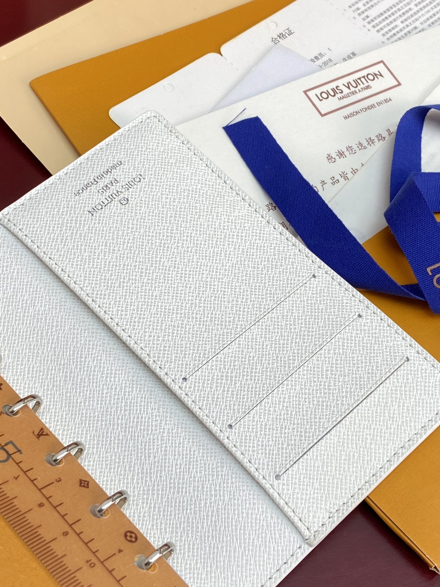 R20005 白花 芯片版！小号活页记事本封面、这款小型记事本封套以 Monogram帆布制造，可放三张