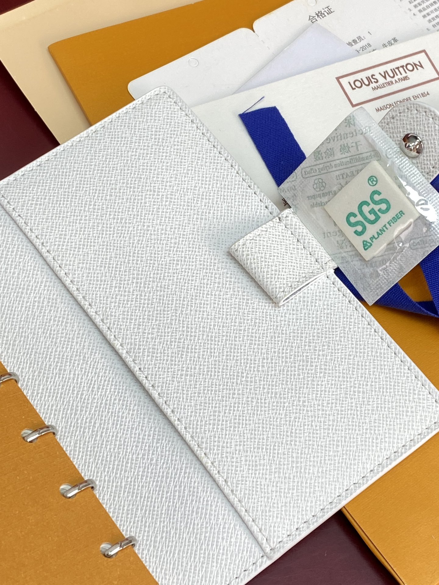 R20005 白花 芯片版！小号活页记事本封面、这款小型记事本封套以 Monogram帆布制造，可放三张