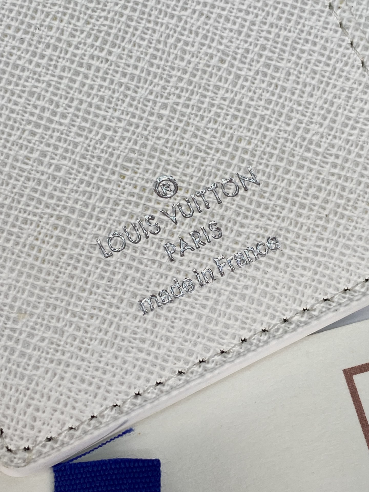 R20005 白花 芯片版！小号活页记事本封面、这款小型记事本封套以 Monogram帆布制造，可放三张