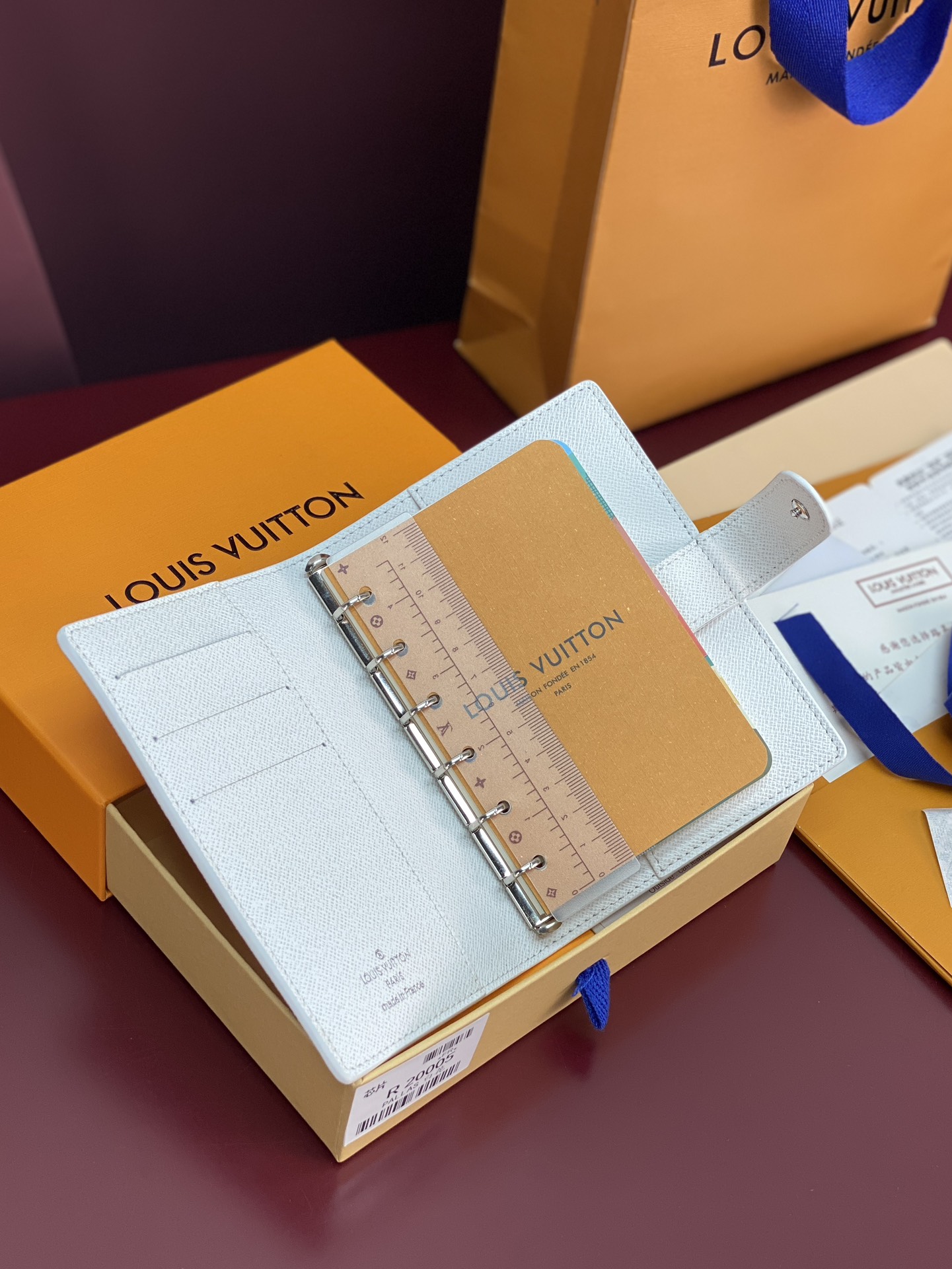 R20005 白花 芯片版！小号活页记事本封面、这款小型记事本封套以 Monogram帆布制造，可放三张