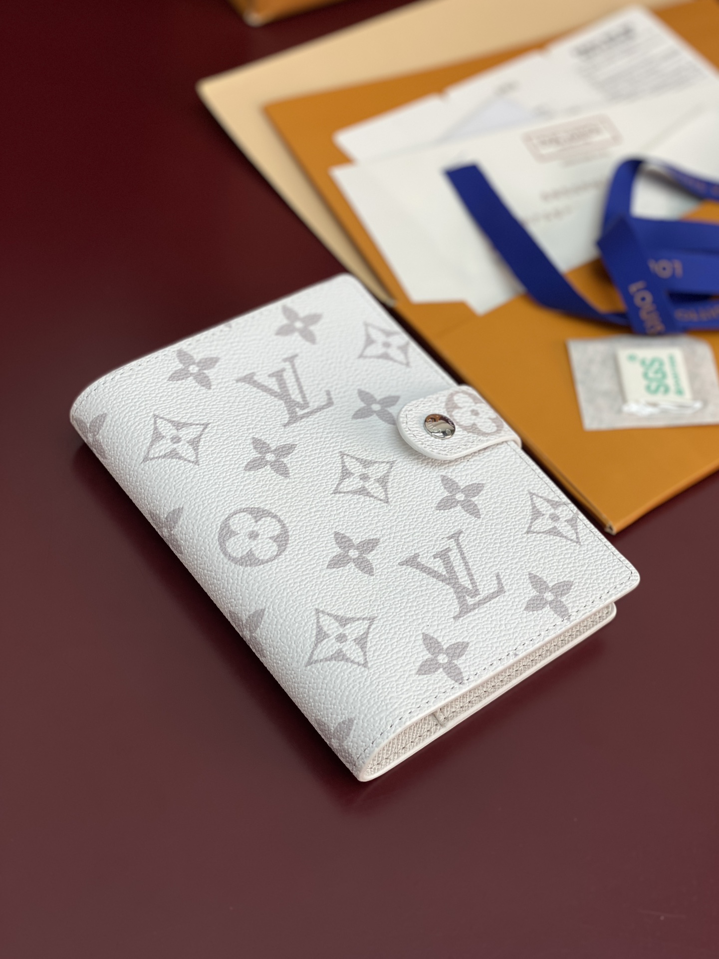 R20005 白花 芯片版！小号活页记事本封面、这款小型记事本封套以 Monogram帆布制造，可放三张