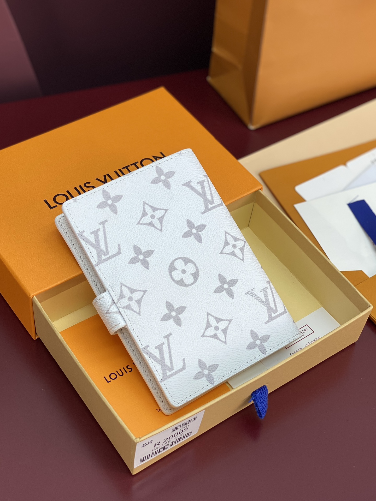 R20005 白花 芯片版！小号活页记事本封面、这款小型记事本封套以 Monogram帆布制造，可放三张