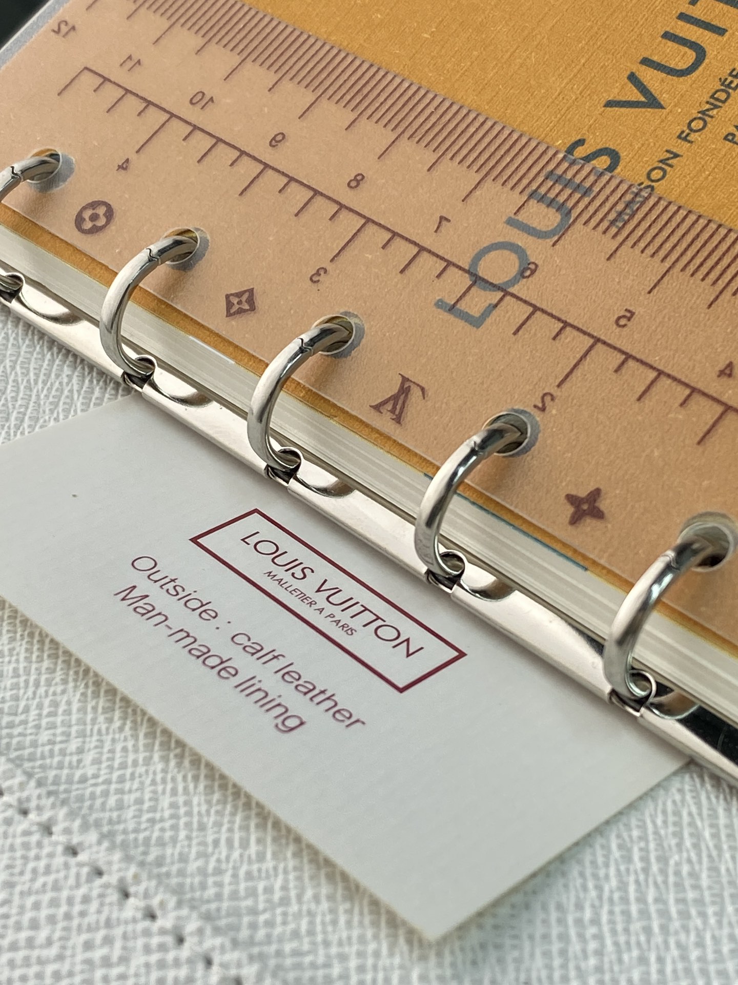 R20005 白花 芯片版！小号活页记事本封面、这款小型记事本封套以 Monogram帆布制造，可放三张