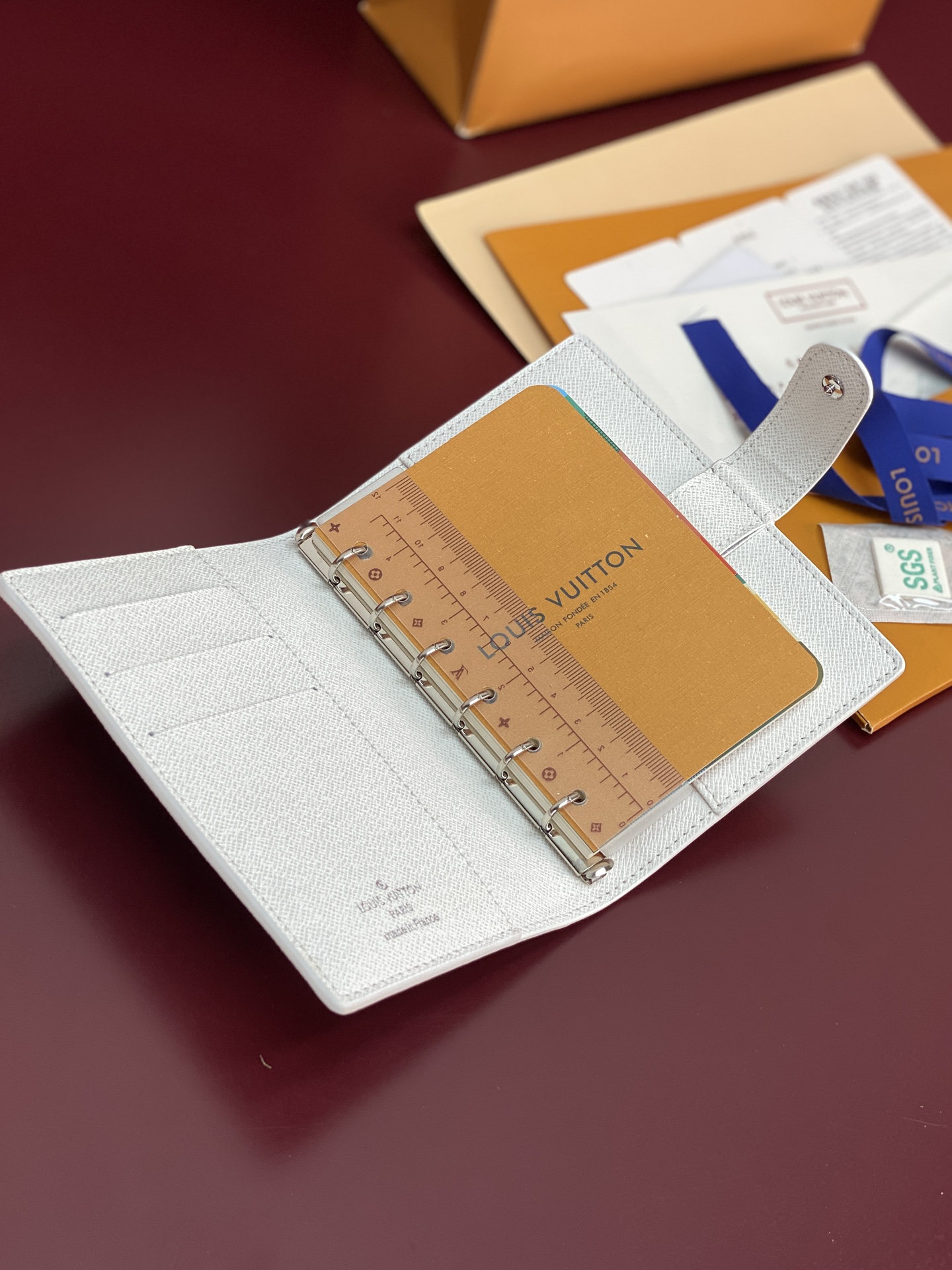 R20005 白花 芯片版！小号活页记事本封面、这款小型记事本封套以 Monogram帆布制造，可放三张