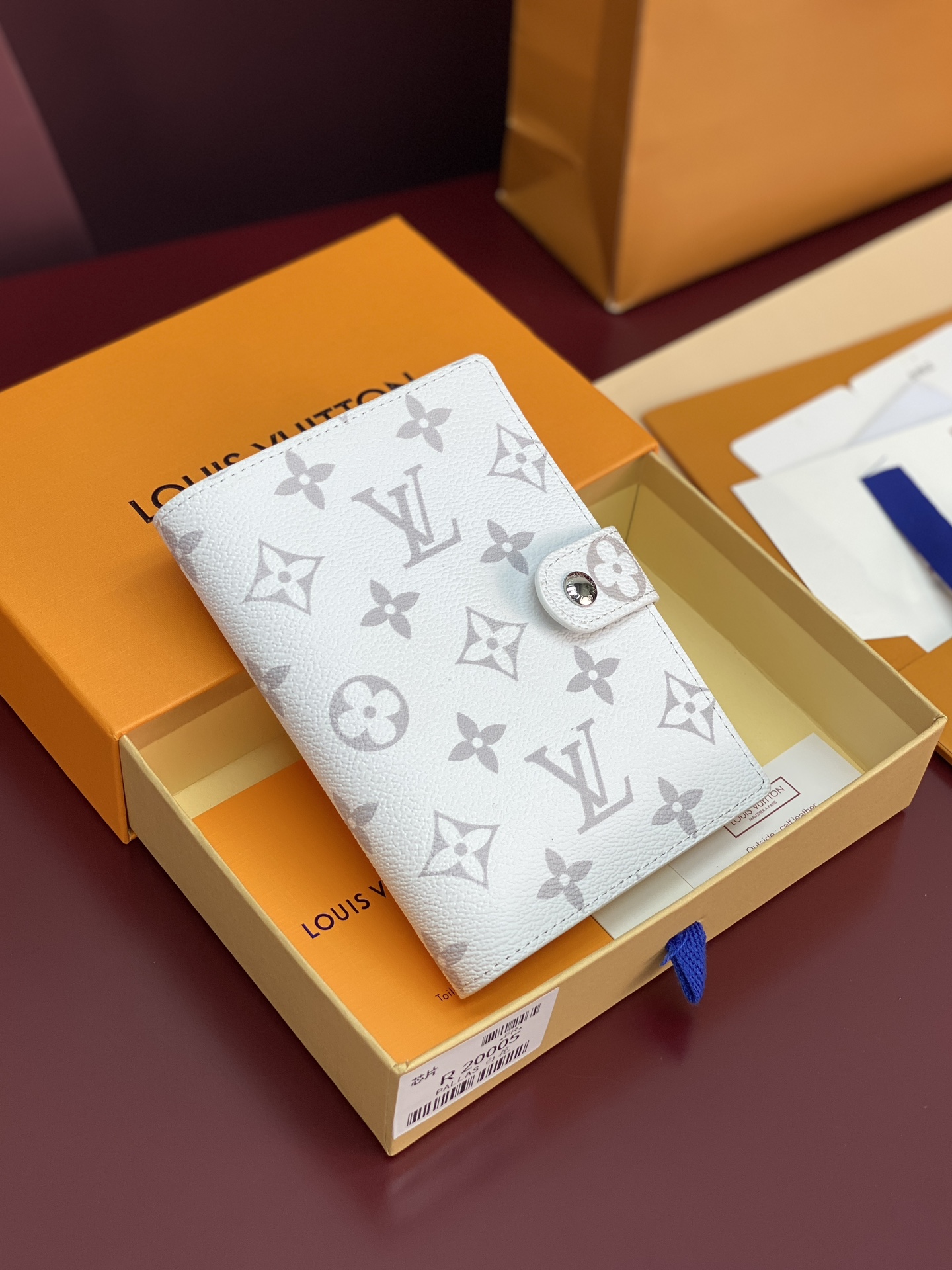 R20005 白花 芯片版！小号活页记事本封面、这款小型记事本封套以 Monogram帆布制造，可放三张