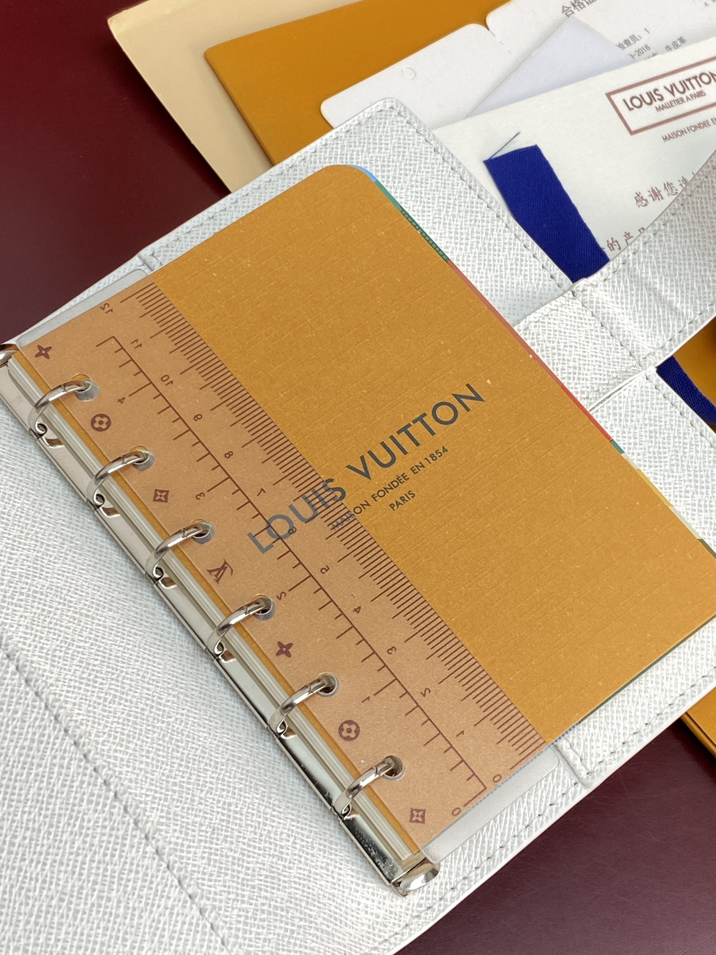 R20005 白花 芯片版！小号活页记事本封面、这款小型记事本封套以 Monogram帆布制造，可放三张