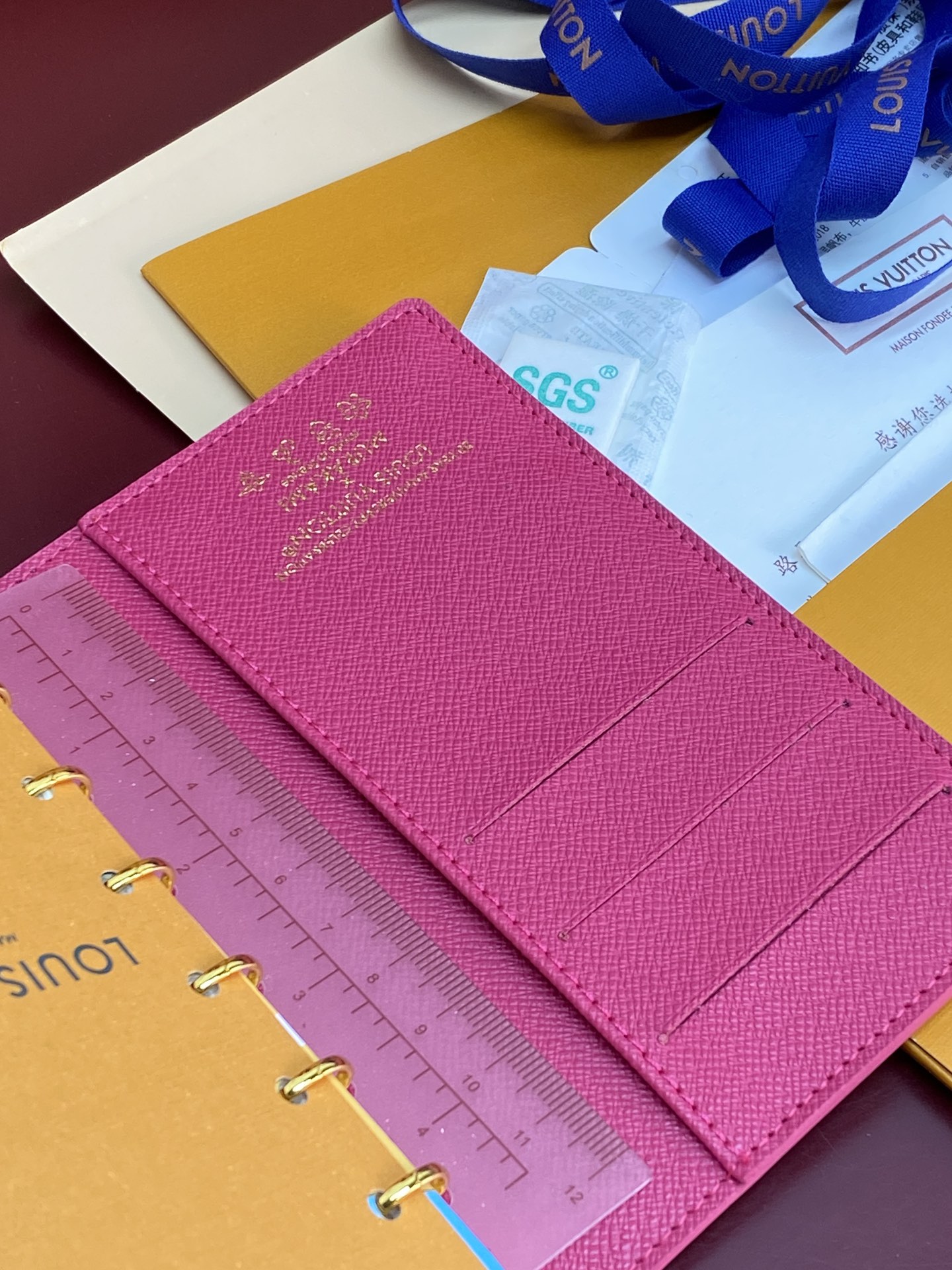 R20005 白彩 芯片版！小号活页记事本封面、这款小型记事本封套以 Monogram帆布制造，可放三张