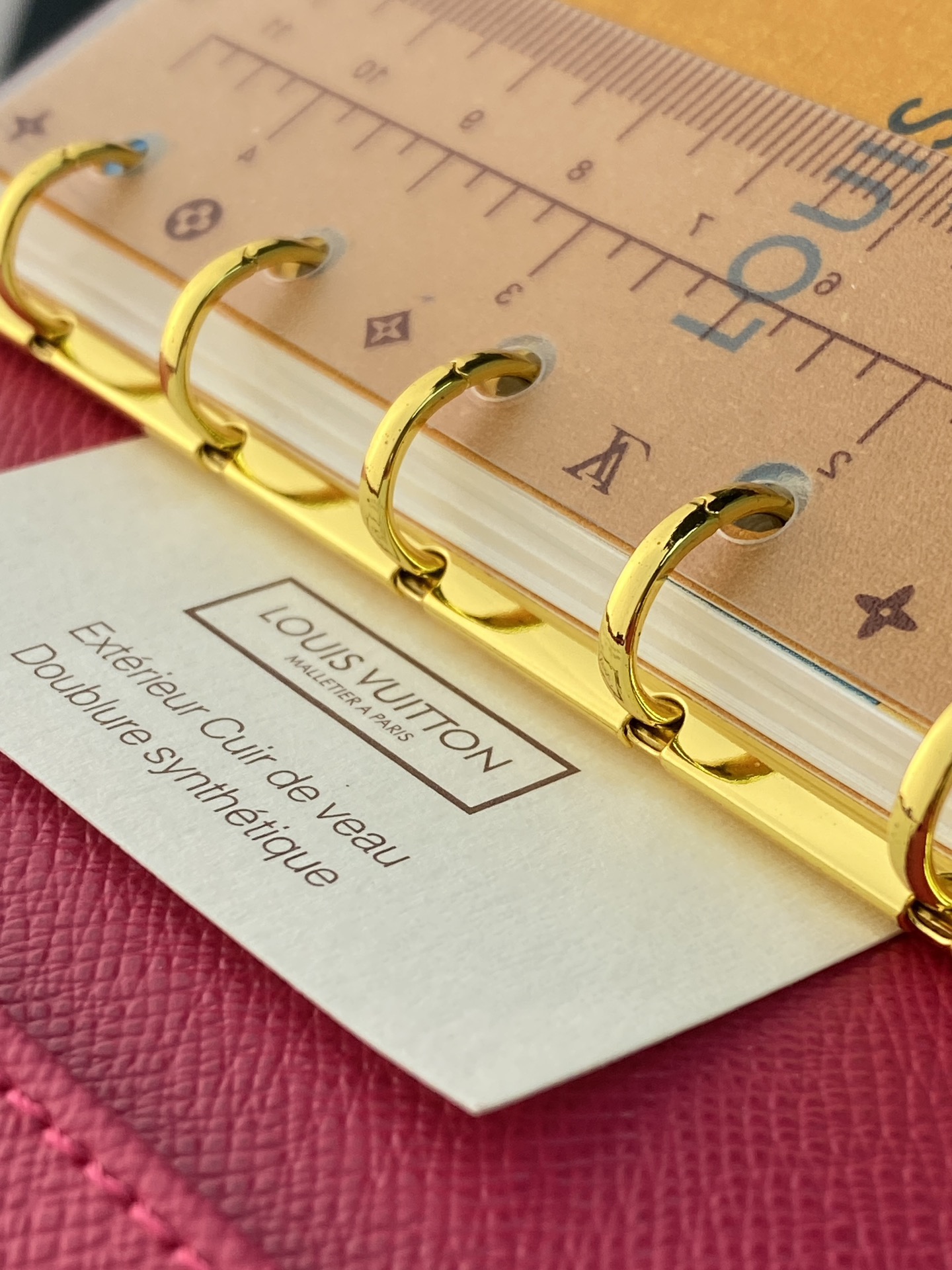 R20005 白彩 芯片版！小号活页记事本封面、这款小型记事本封套以 Monogram帆布制造，可放三张