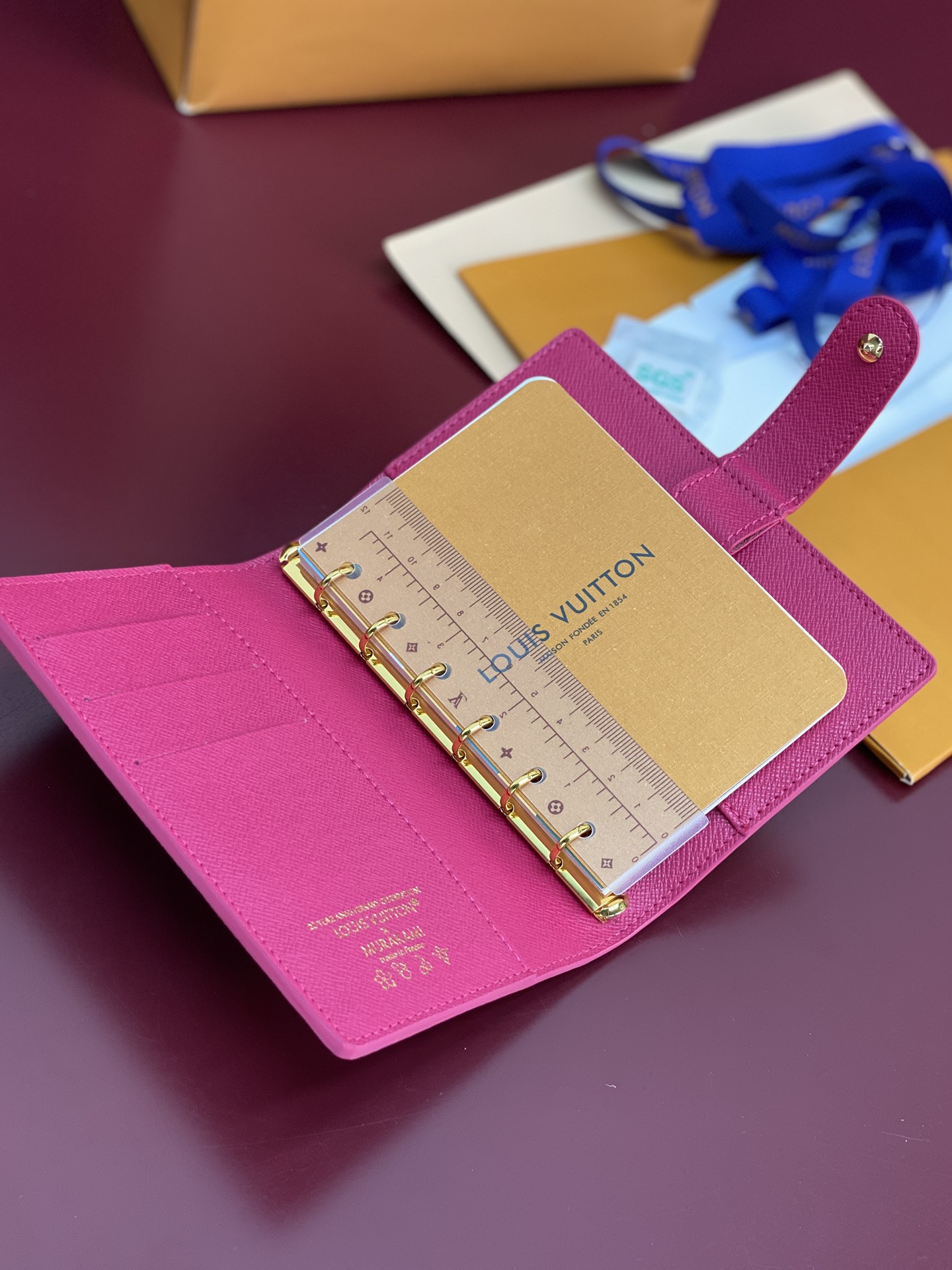 R20005 白彩 芯片版！小号活页记事本封面、这款小型记事本封套以 Monogram帆布制造，可放三张