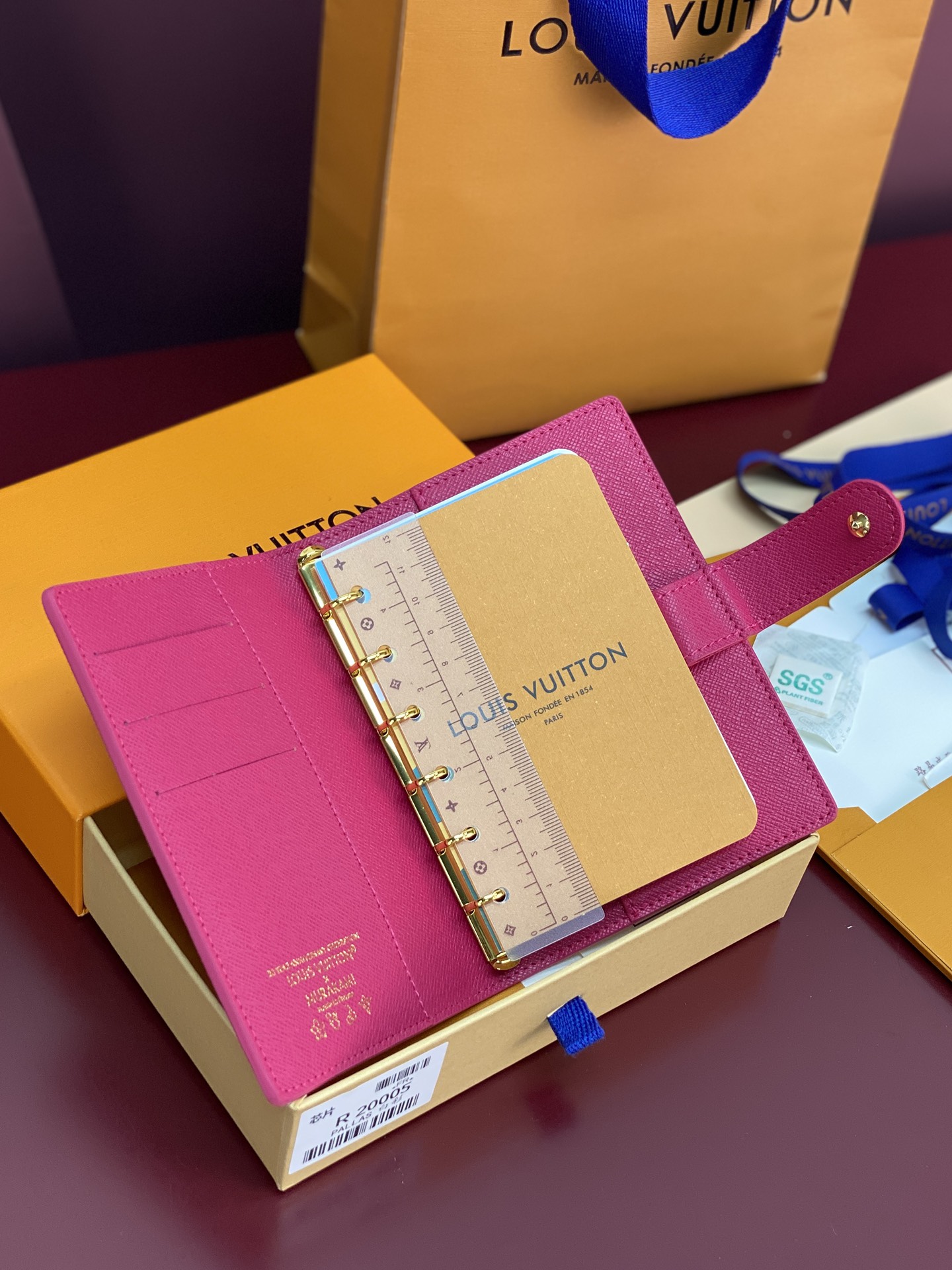 R20005 白彩 芯片版！小号活页记事本封面、这款小型记事本封套以 Monogram帆布制造，可放三张