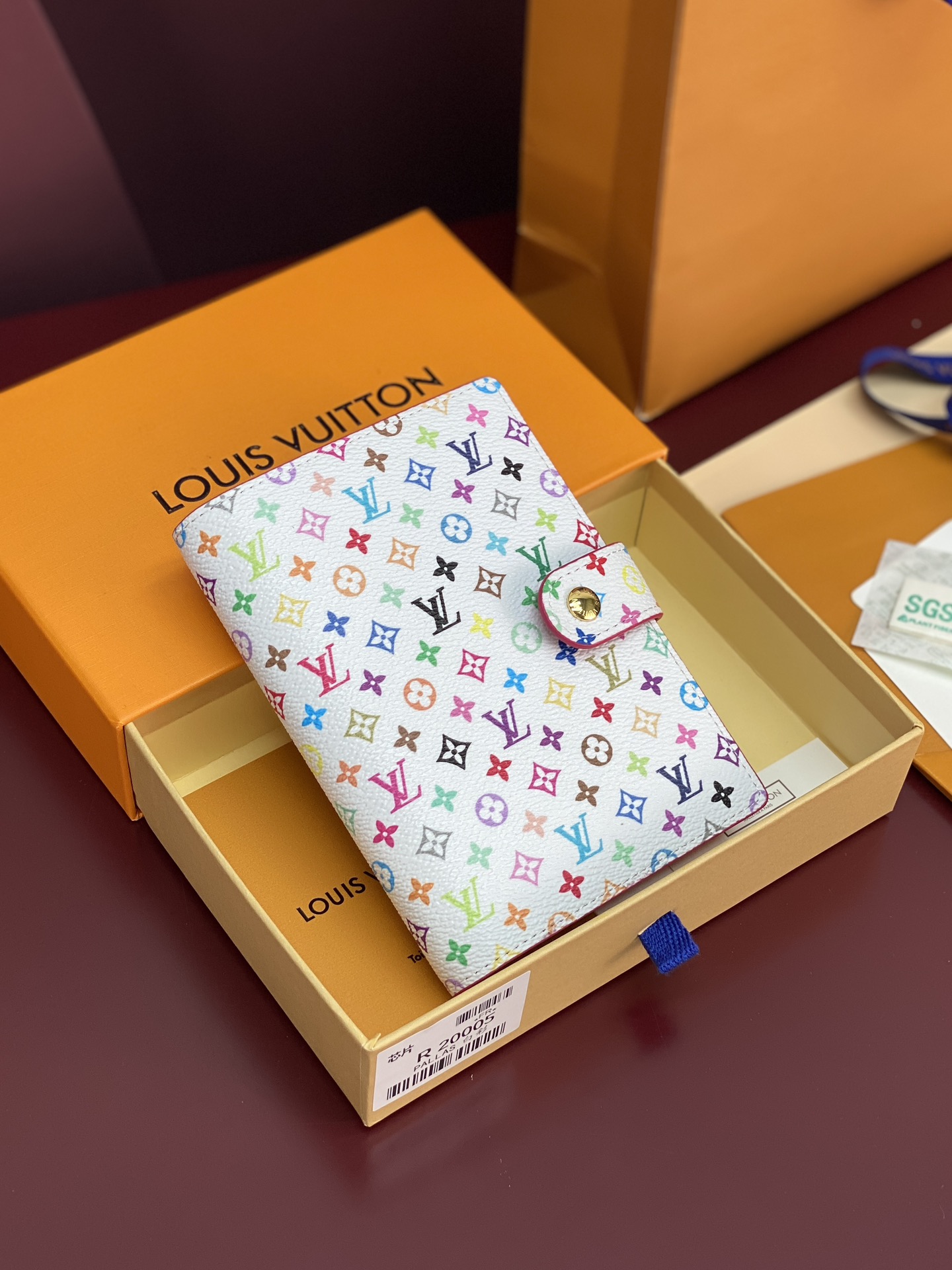 R20005 白彩 芯片版！小号活页记事本封面、这款小型记事本封套以 Monogram帆布制造，可放三张