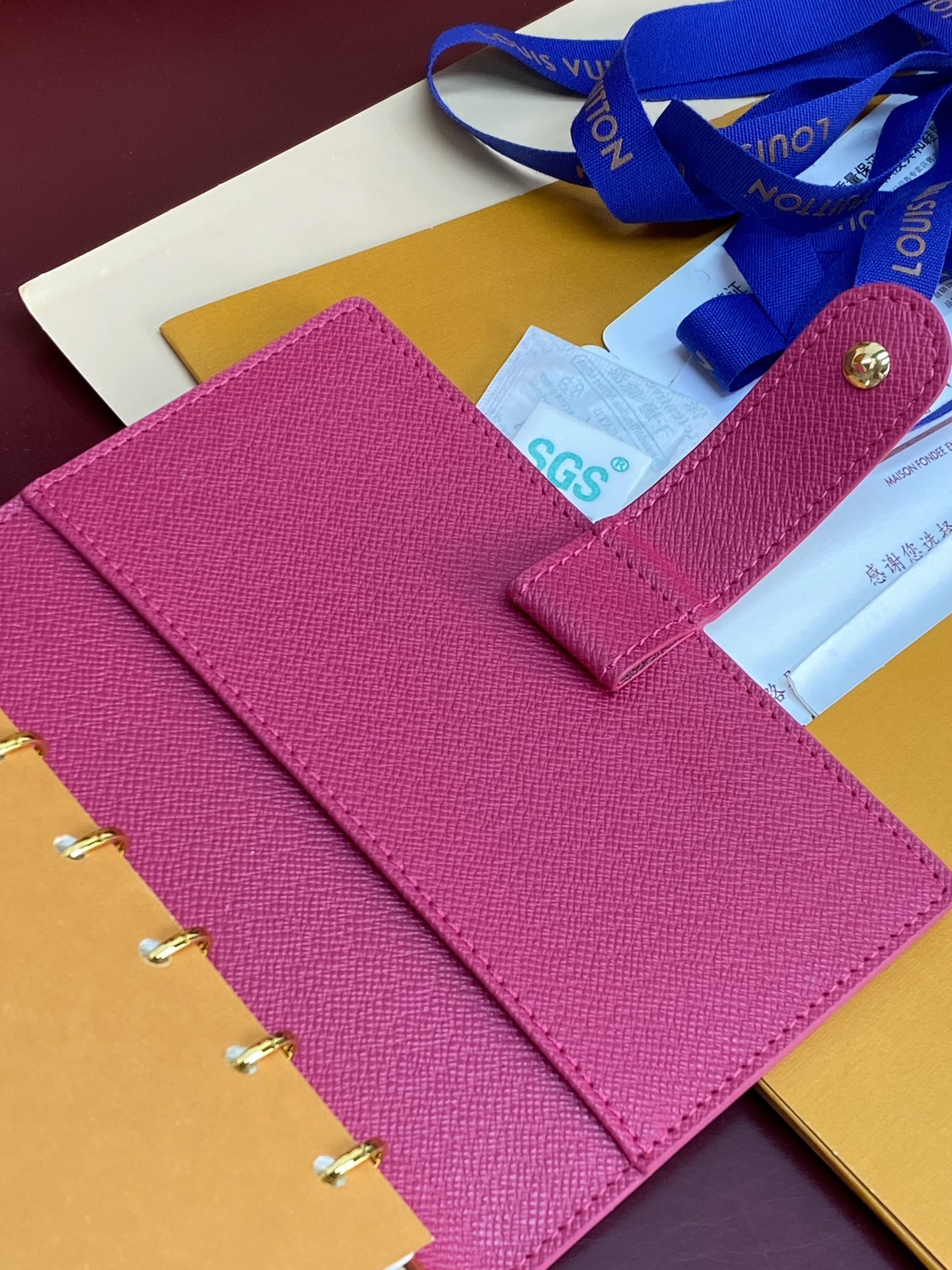 R20005 白彩 芯片版！小号活页记事本封面、这款小型记事本封套以 Monogram帆布制造，可放三张