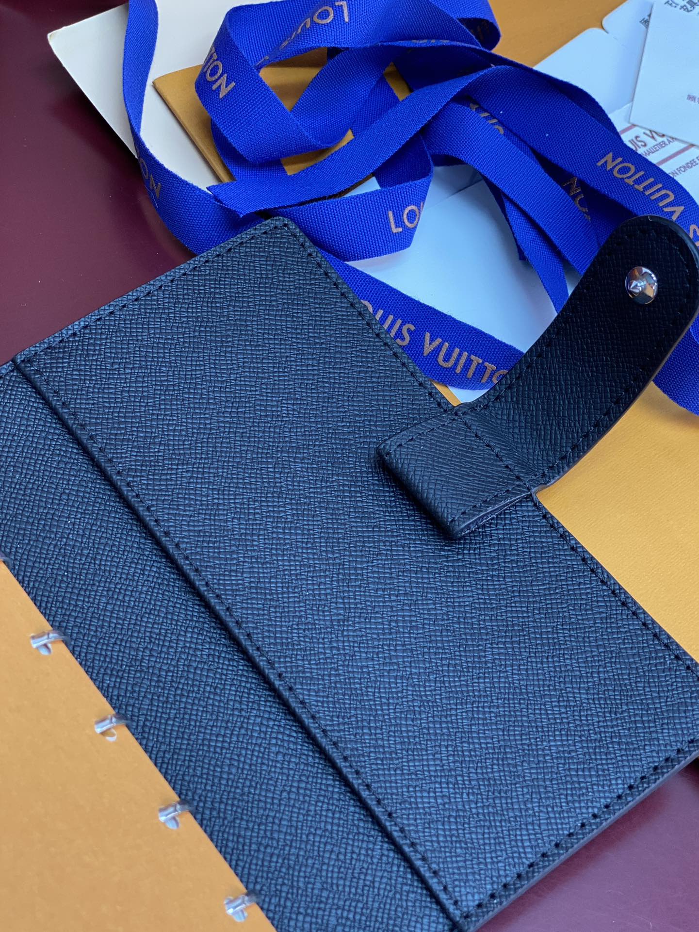 R20005 十字纹黑 芯片版！小号活页记事本封面、这款小型记事本封套以 Monogram帆布制造，可放