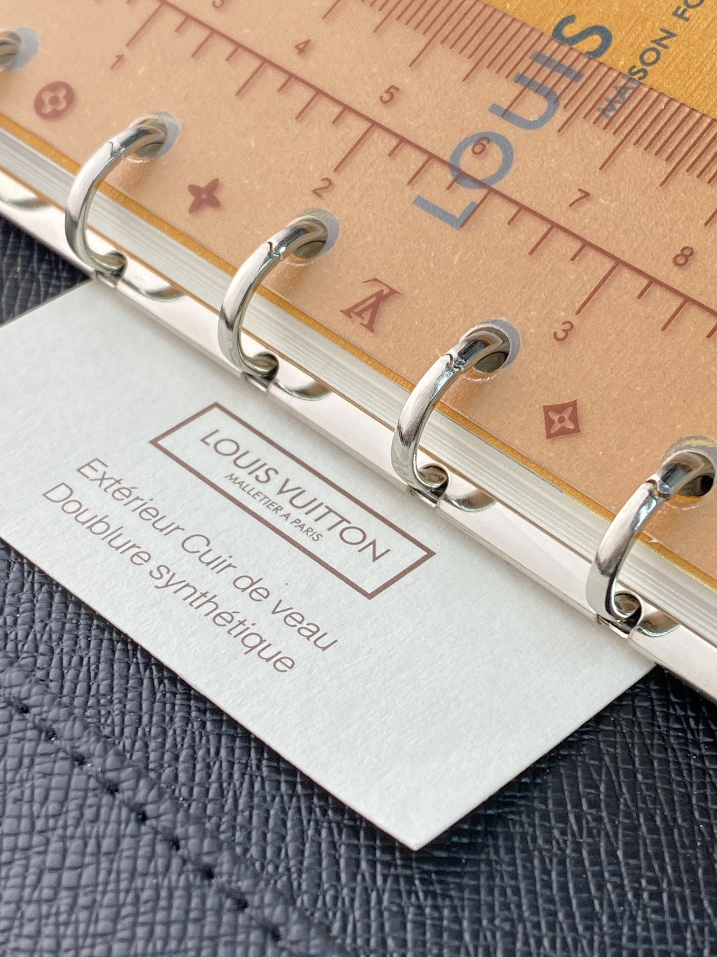 R20005 十字纹黑 芯片版！小号活页记事本封面、这款小型记事本封套以 Monogram帆布制造，可放