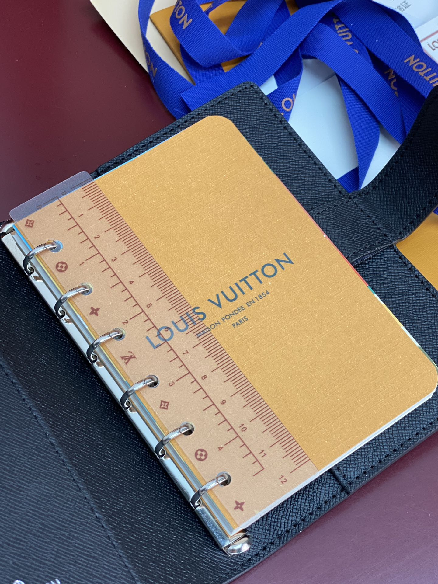 R20005 十字纹黑 芯片版！小号活页记事本封面、这款小型记事本封套以 Monogram帆布制造，可放