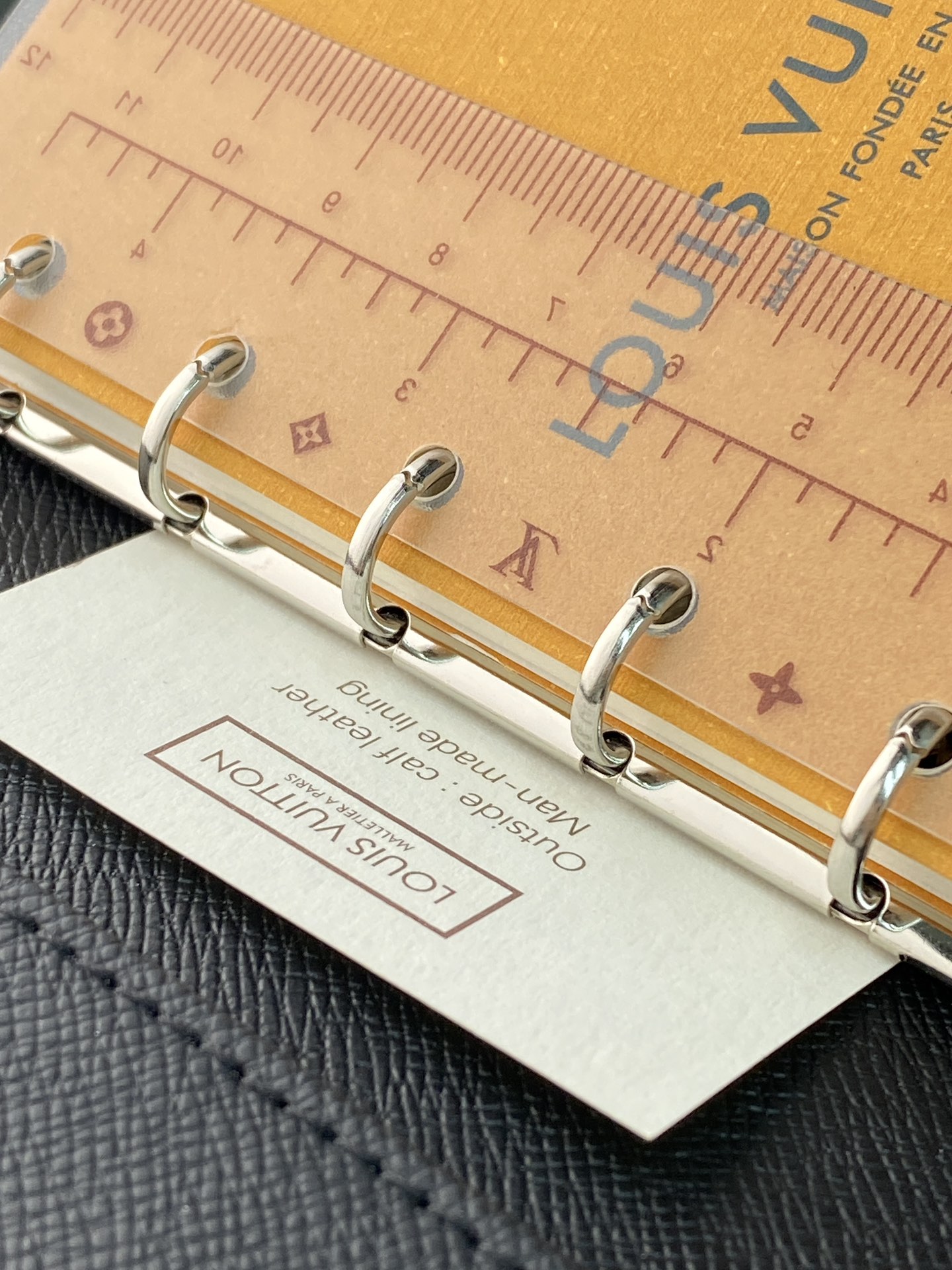 R20005 水波纹黑 芯片版！小号活页记事本封面、这款小型记事本封套以 Monogram帆布制造，可放