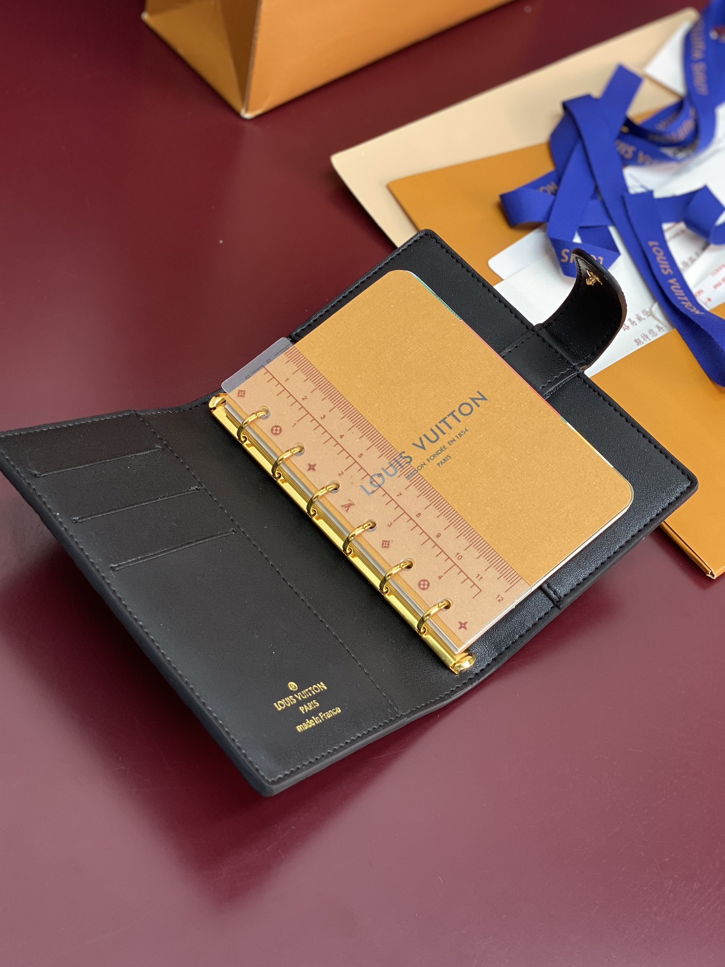 R20005 压花黑 芯片版！小号活页记事本封面、这款小型记事本封套以 Monogram帆布制造，可放三