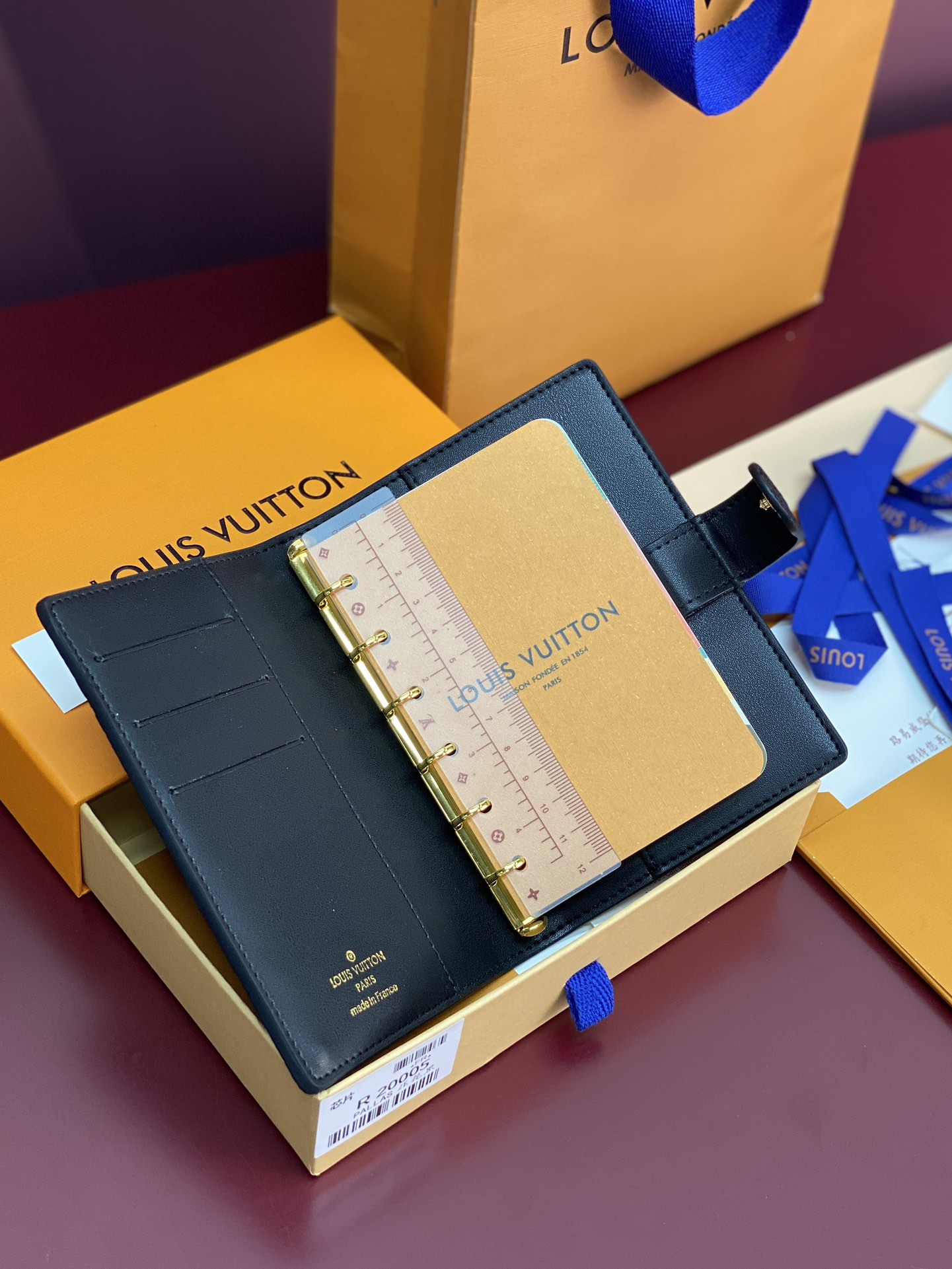 R20005 压花黑 芯片版！小号活页记事本封面、这款小型记事本封套以 Monogram帆布制造，可放三