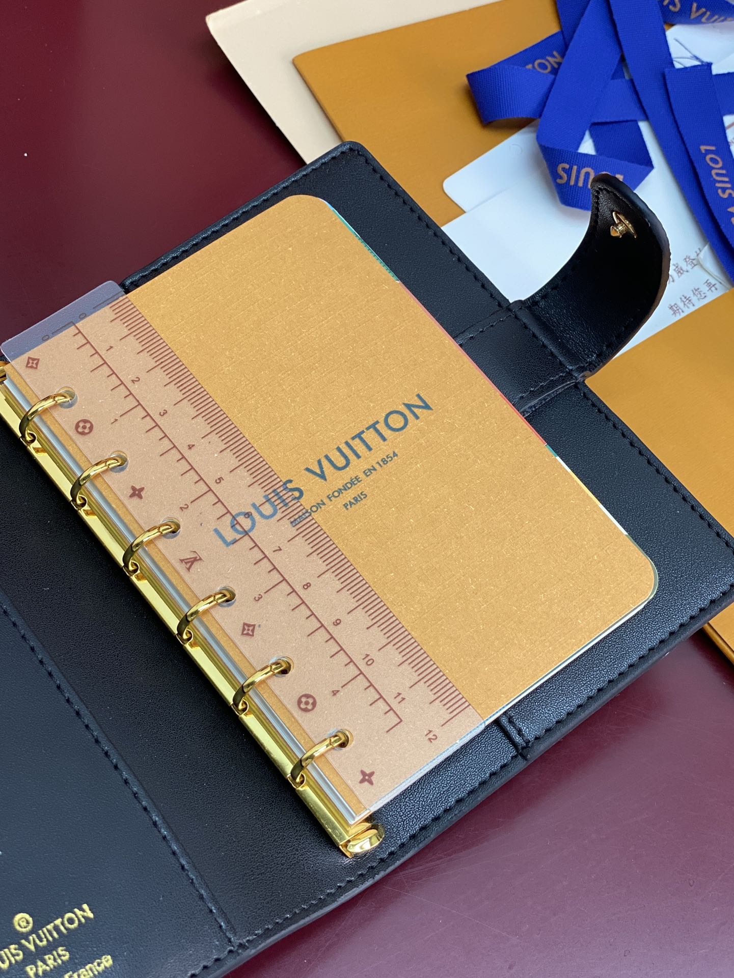 R20005 压花黑 芯片版！小号活页记事本封面、这款小型记事本封套以 Monogram帆布制造，可放三