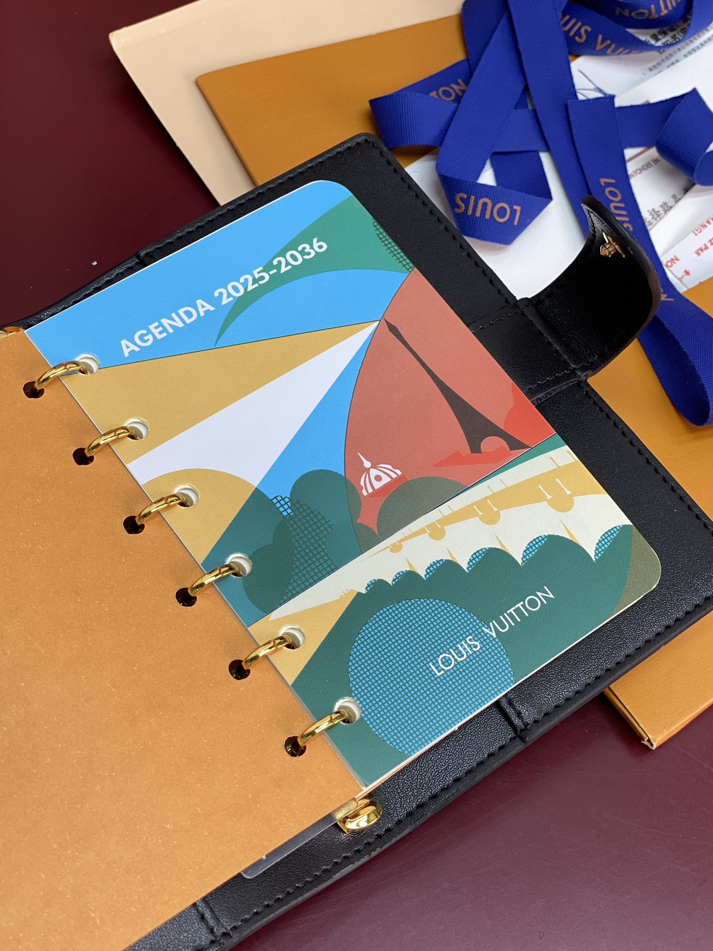 R20005 压花黑 芯片版！小号活页记事本封面、这款小型记事本封套以 Monogram帆布制造，可放三