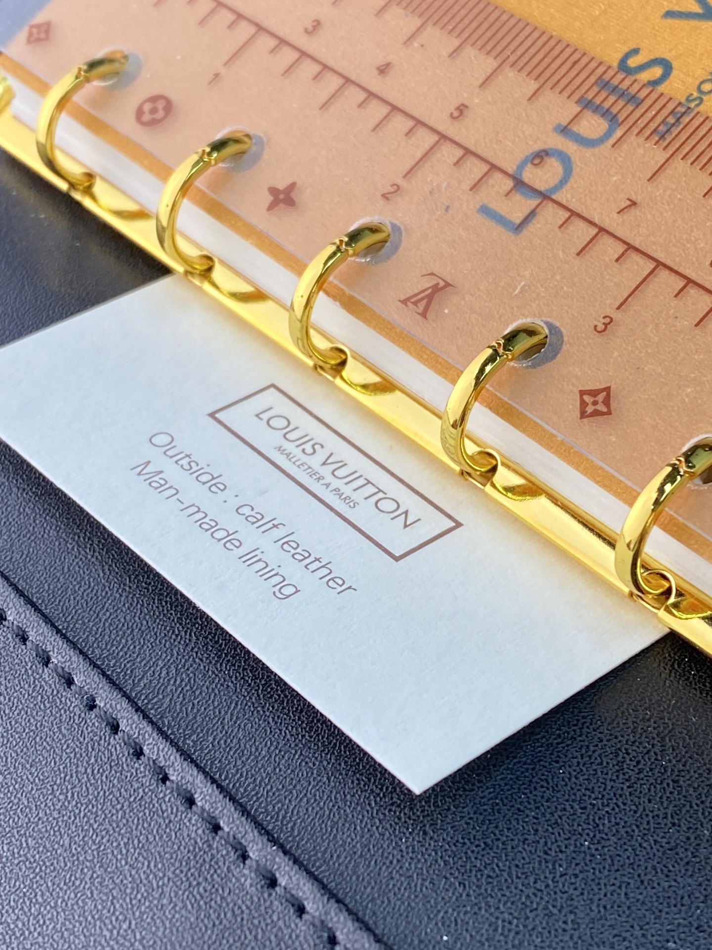 R20005 压花黑 芯片版！小号活页记事本封面、这款小型记事本封套以 Monogram帆布制造，可放三