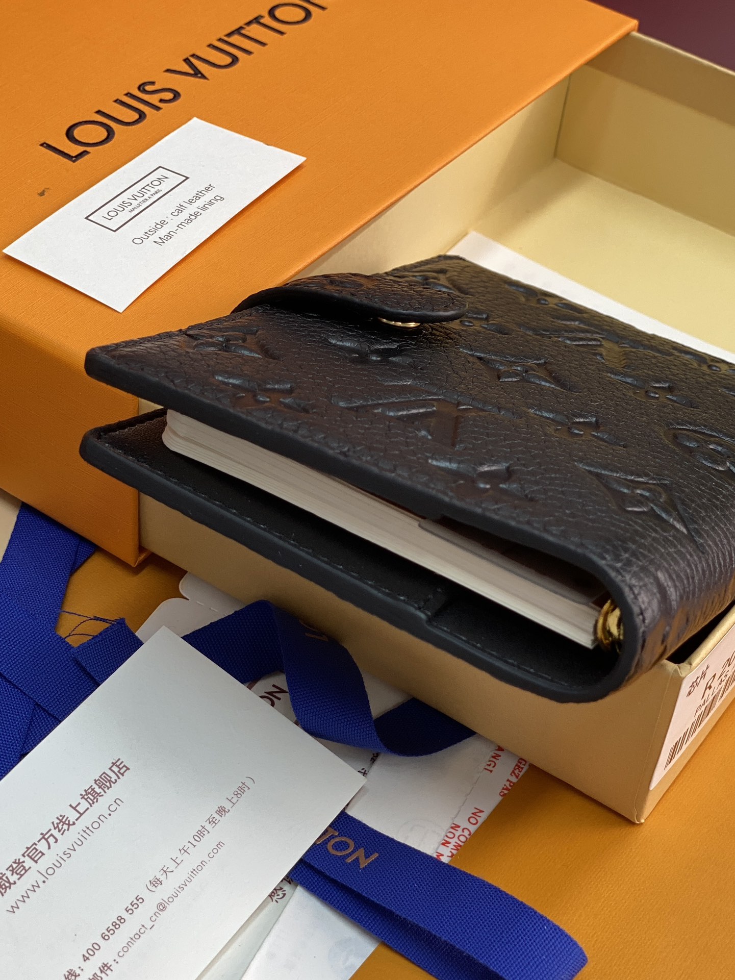 R20005 压花黑 芯片版！小号活页记事本封面、这款小型记事本封套以 Monogram帆布制造，可放三