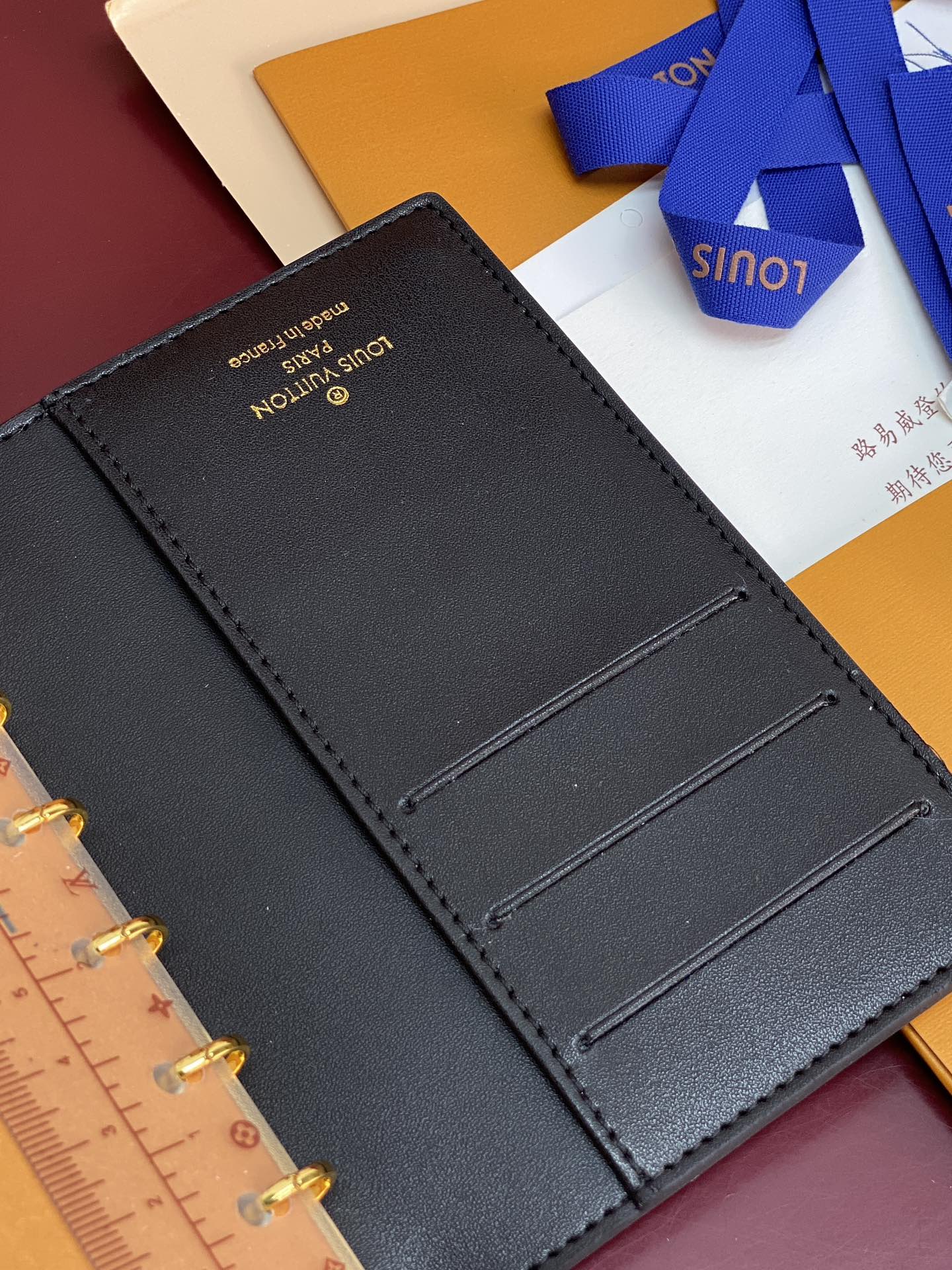 R20005 压花黑 芯片版！小号活页记事本封面、这款小型记事本封套以 Monogram帆布制造，可放三