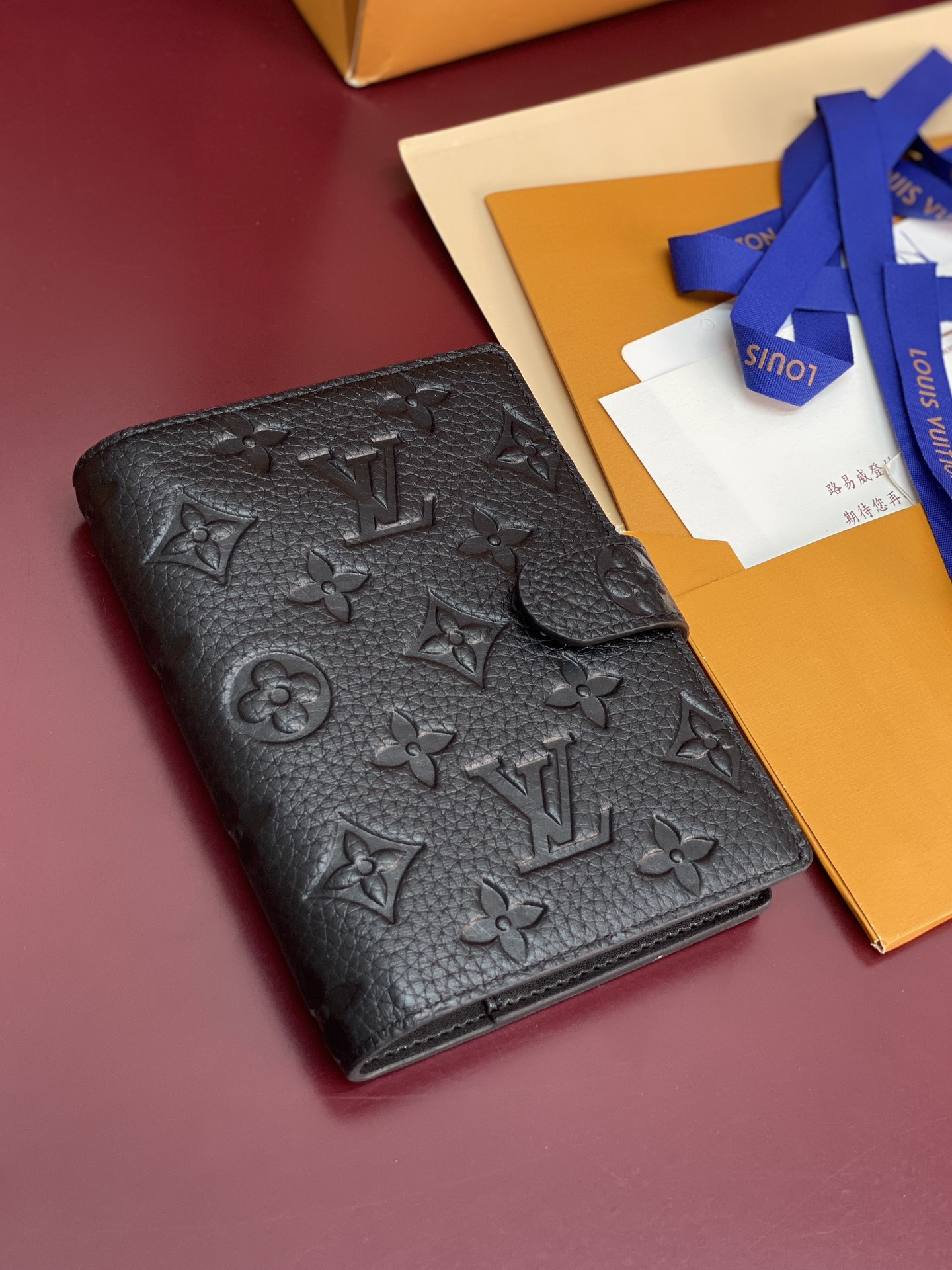 R20005 压花黑 芯片版！小号活页记事本封面、这款小型记事本封套以 Monogram帆布制造，可放三