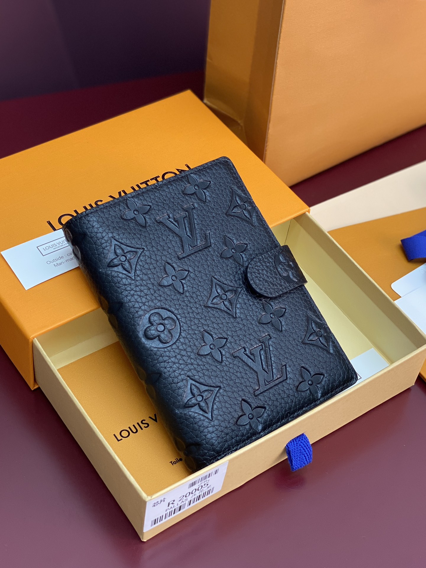 R20005 压花黑 芯片版！小号活页记事本封面、这款小型记事本封套以 Monogram帆布制造，可放三