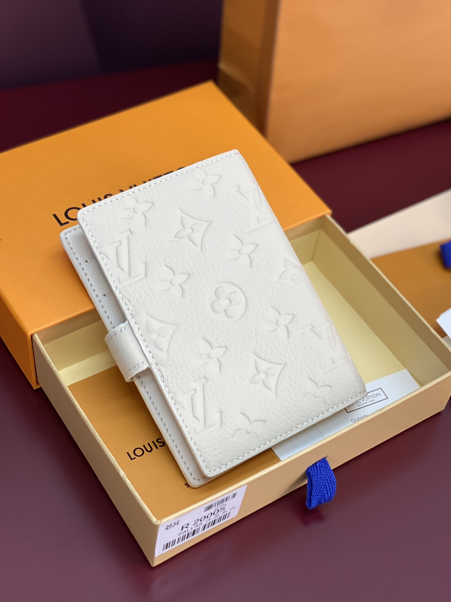 R20005 压花米白 芯片版！小号活页记事本封面、这款小型记事本封套以 Monogram帆布制造，可放