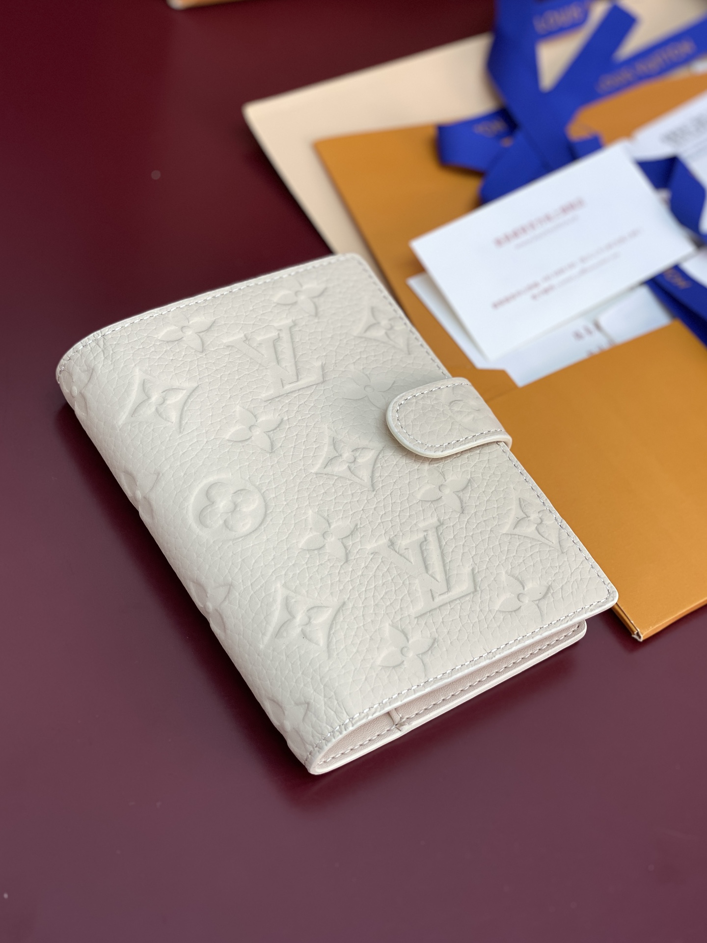 R20005 压花米白 芯片版！小号活页记事本封面、这款小型记事本封套以 Monogram帆布制造，可放