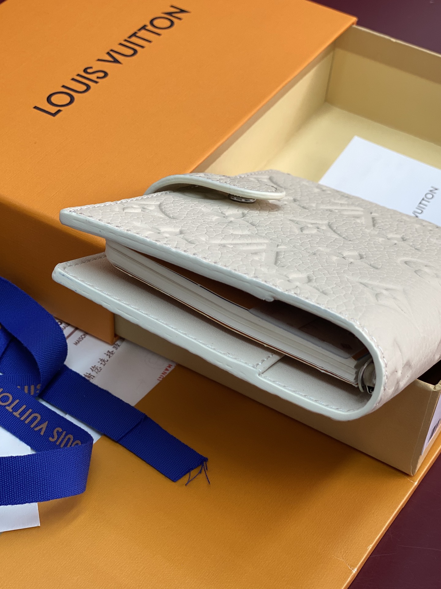 R20005 压花米白 芯片版！小号活页记事本封面、这款小型记事本封套以 Monogram帆布制造，可放