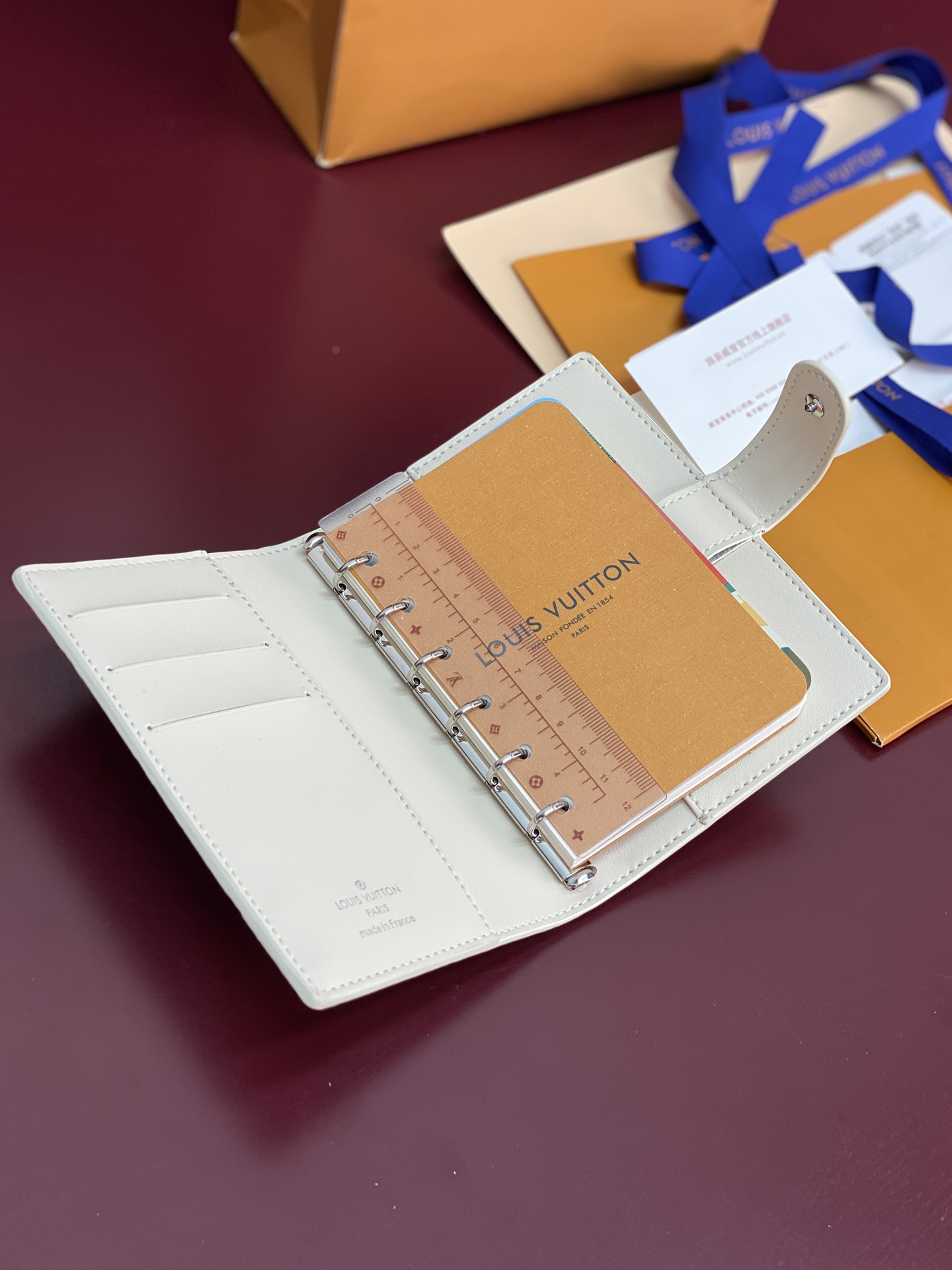 R20005 压花米白 芯片版！小号活页记事本封面、这款小型记事本封套以 Monogram帆布制造，可放