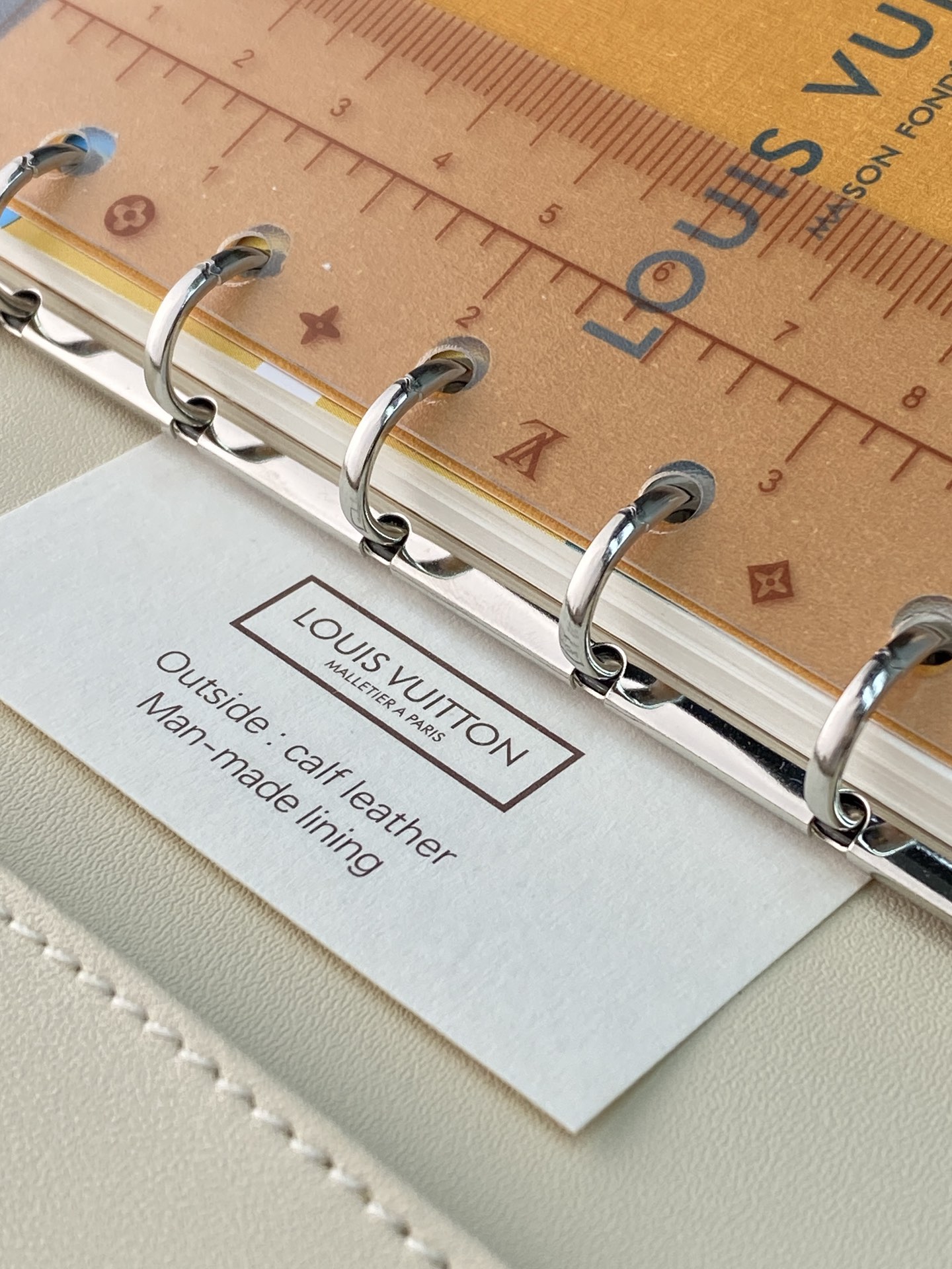 R20005 压花米白 芯片版！小号活页记事本封面、这款小型记事本封套以 Monogram帆布制造，可放