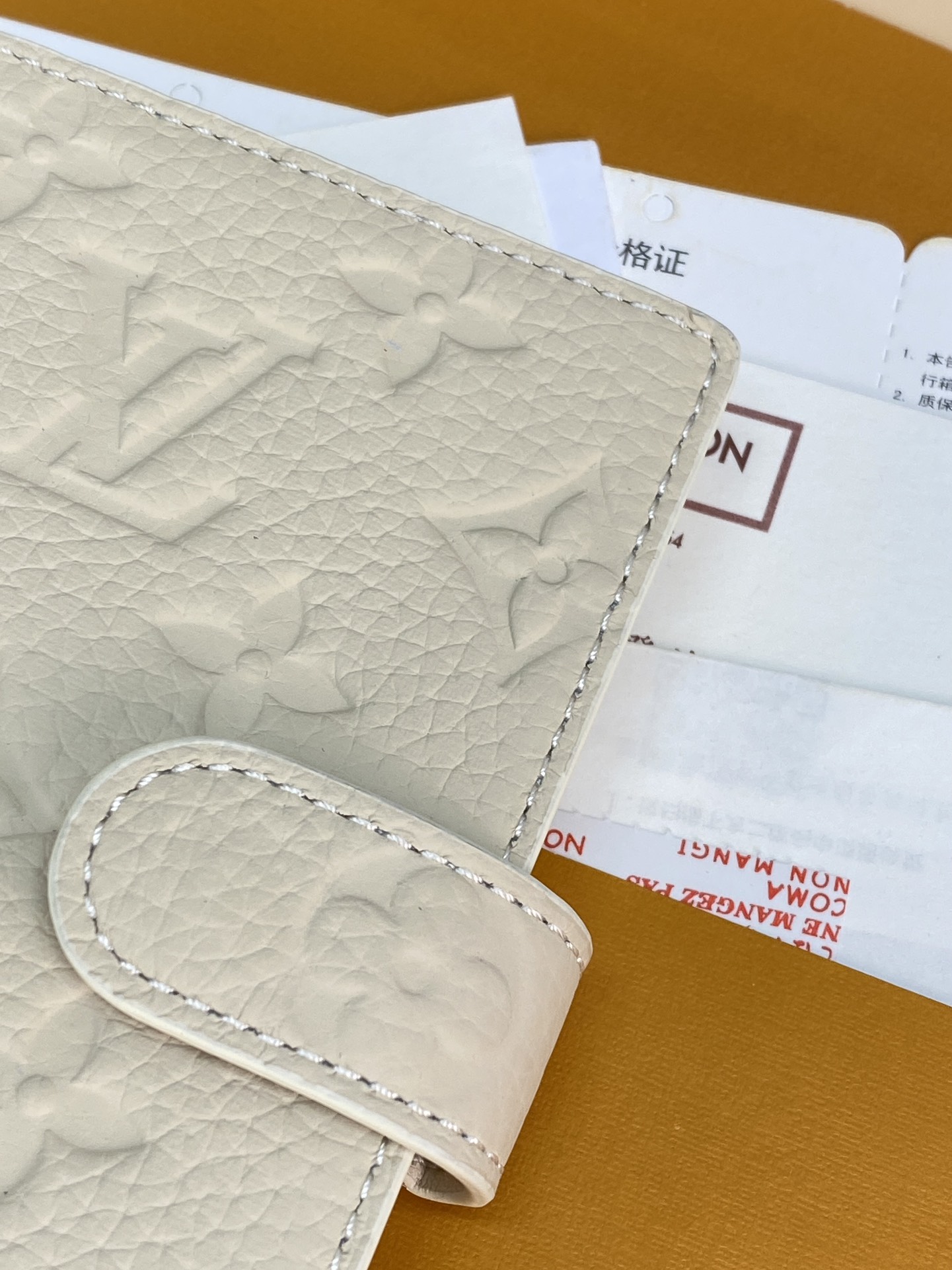 R20005 压花米白 芯片版！小号活页记事本封面、这款小型记事本封套以 Monogram帆布制造，可放