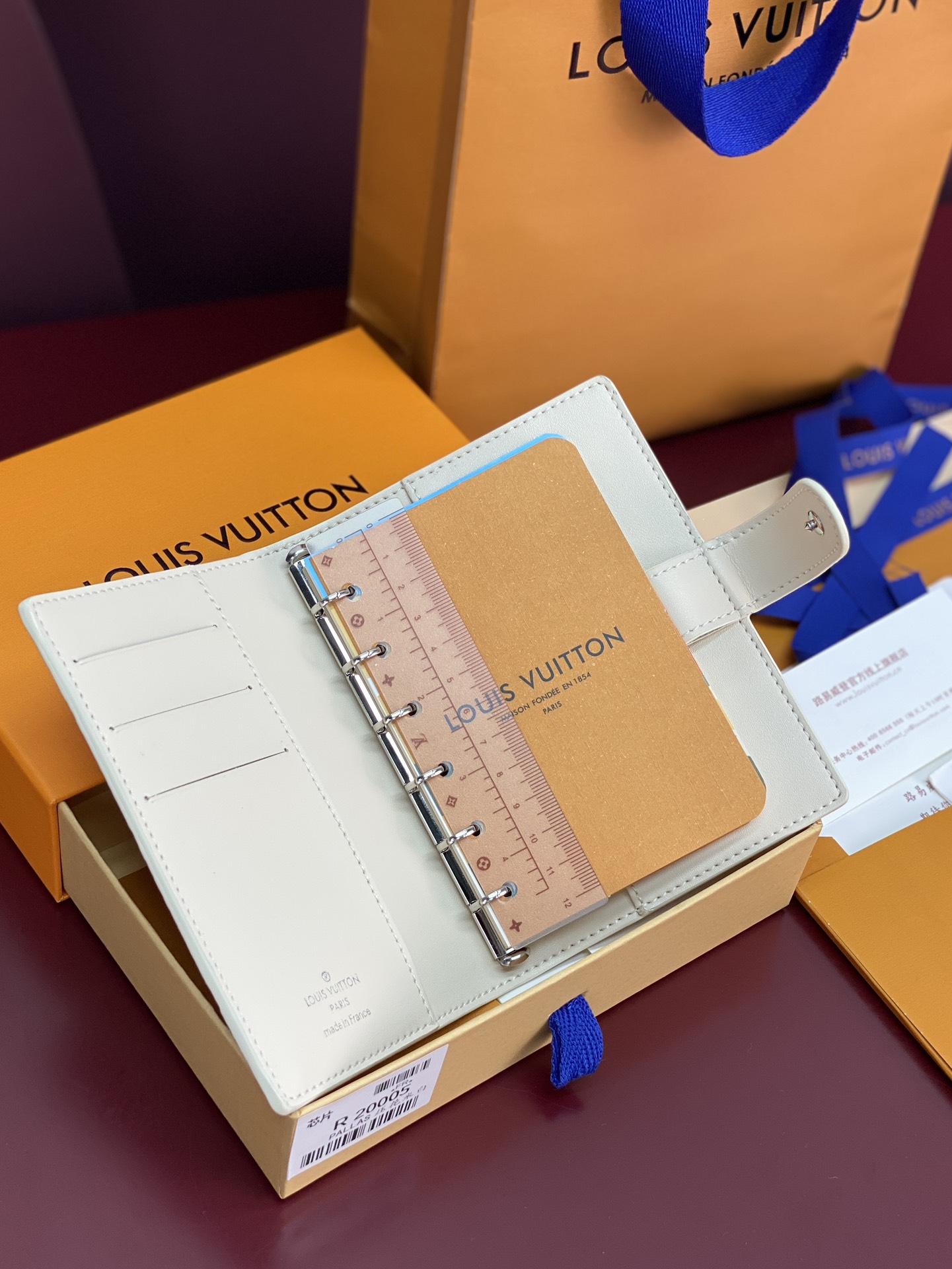 R20005 压花米白 芯片版！小号活页记事本封面、这款小型记事本封套以 Monogram帆布制造，可放