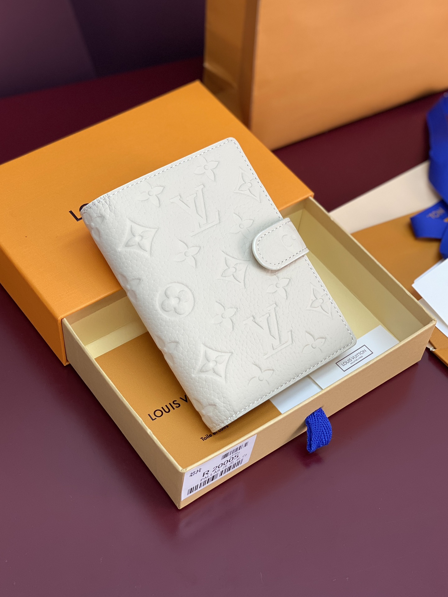 R20005 压花米白 芯片版！小号活页记事本封面、这款小型记事本封套以 Monogram帆布制造，可放