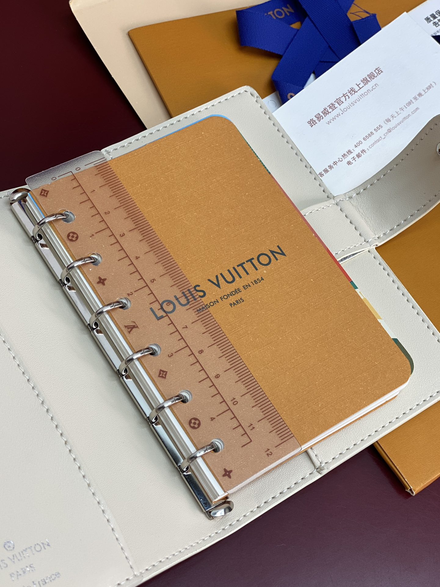 R20005 压花米白 芯片版！小号活页记事本封面、这款小型记事本封套以 Monogram帆布制造，可放