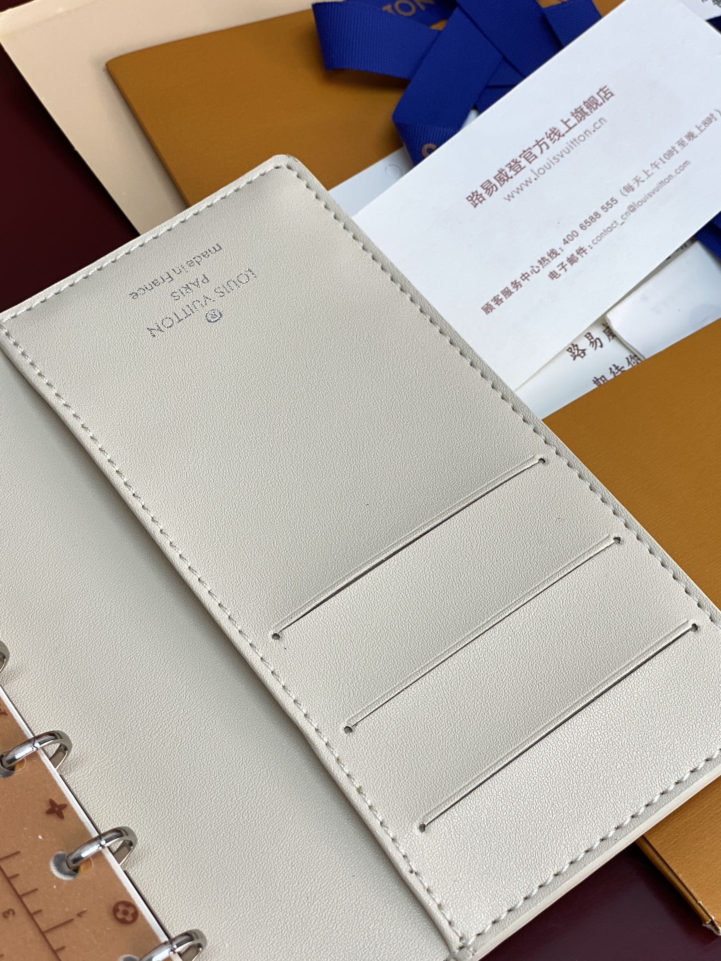 R20005 压花米白 芯片版！小号活页记事本封面、这款小型记事本封套以 Monogram帆布制造，可放