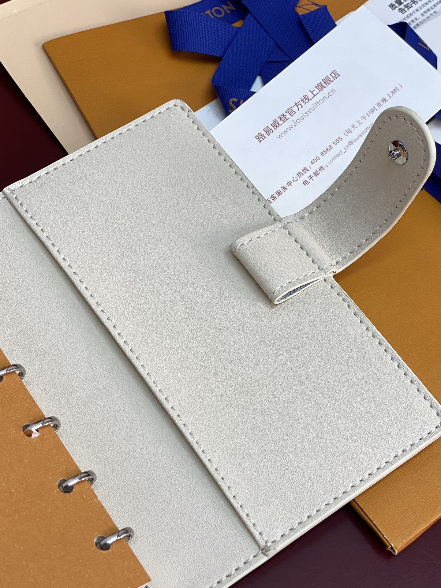 R20005 压花米白 芯片版！小号活页记事本封面、这款小型记事本封套以 Monogram帆布制造，可放