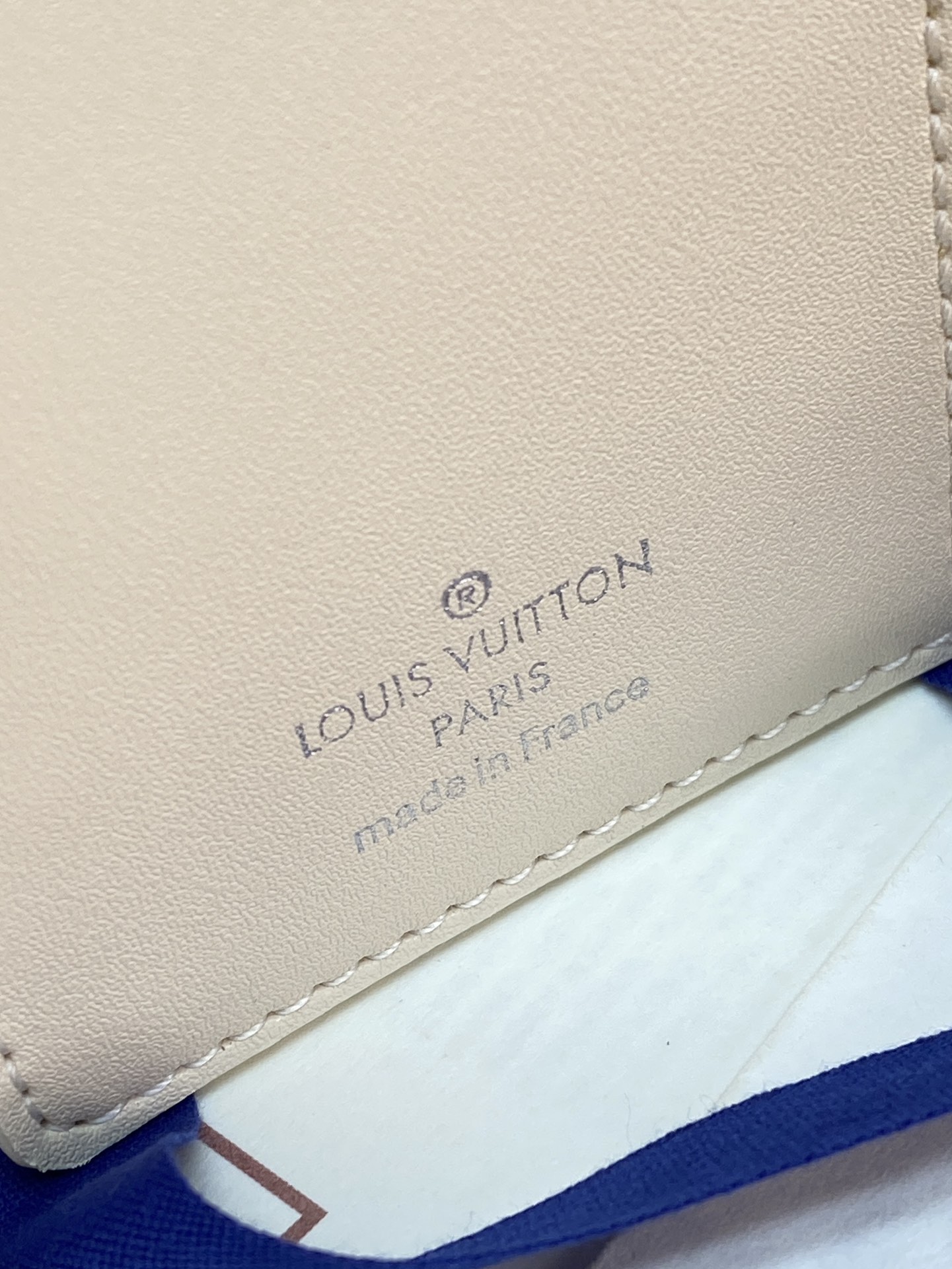 R20005 压花米白 芯片版！小号活页记事本封面、这款小型记事本封套以 Monogram帆布制造，可放