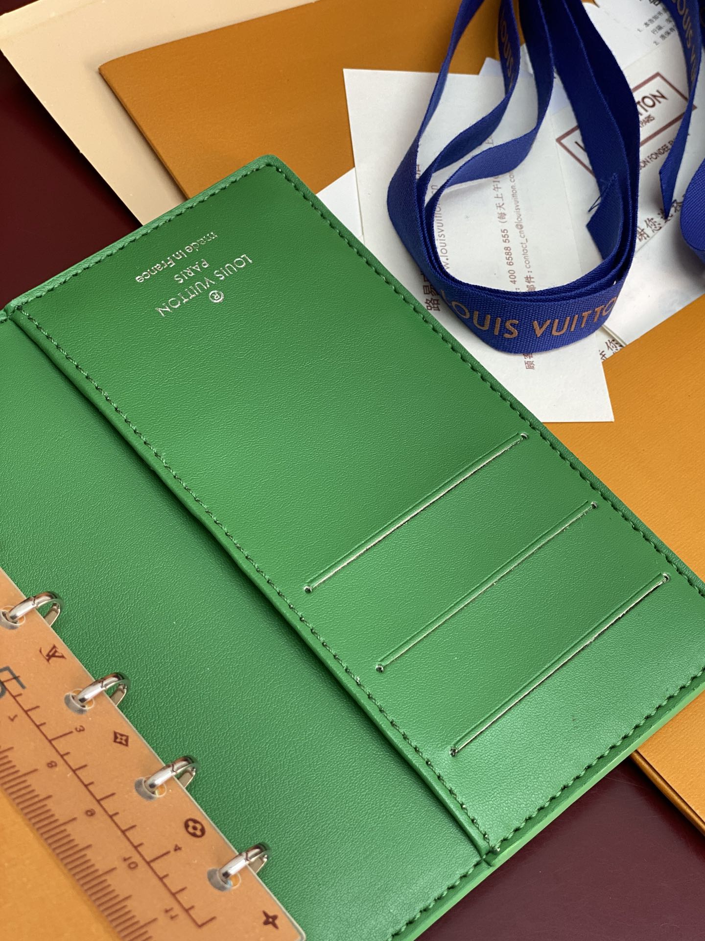 R20005 压花绿色 芯片版！小号活页记事本封面、这款小型记事本封套以 Monogram帆布制造，可放