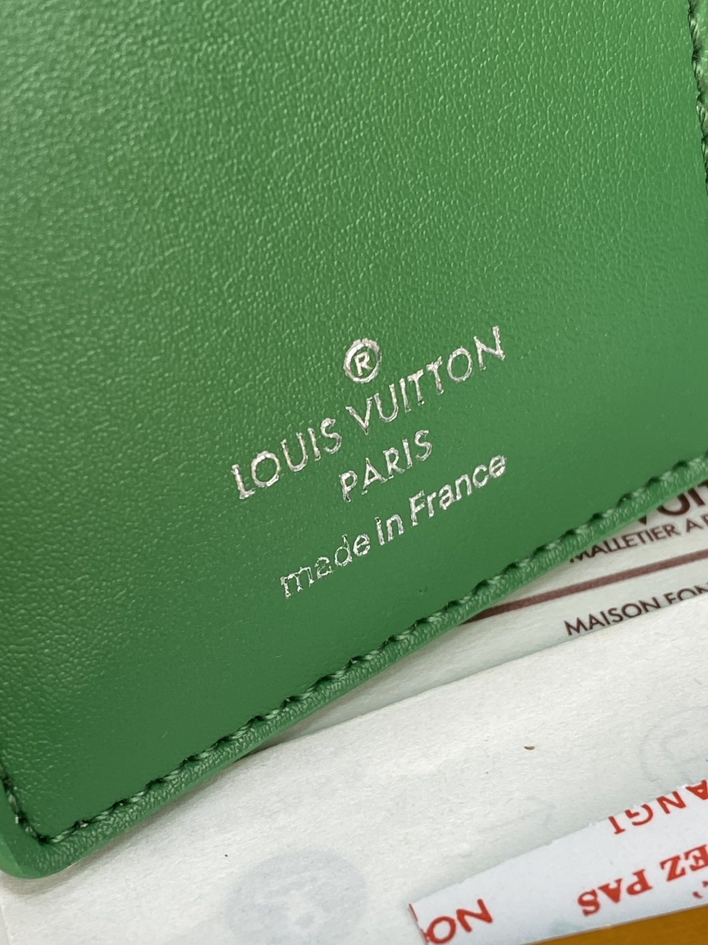 R20005 压花绿色 芯片版！小号活页记事本封面、这款小型记事本封套以 Monogram帆布制造，可放