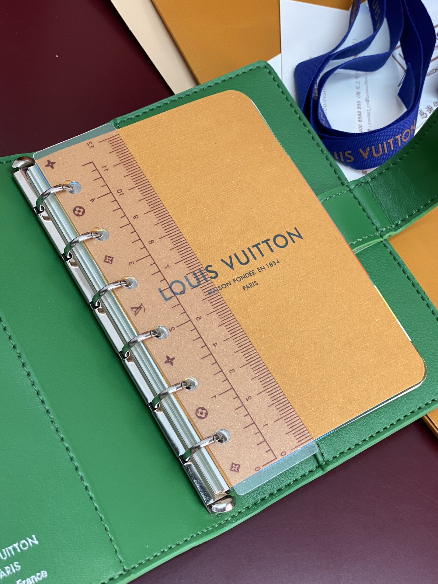 R20005 压花绿色 芯片版！小号活页记事本封面、这款小型记事本封套以 Monogram帆布制造，可放