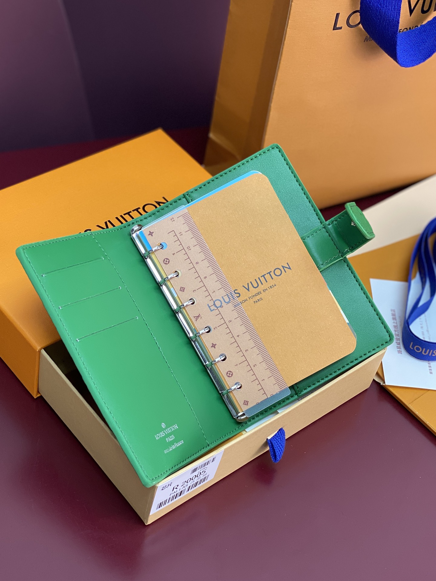 R20005 压花绿色 芯片版！小号活页记事本封面、这款小型记事本封套以 Monogram帆布制造，可放